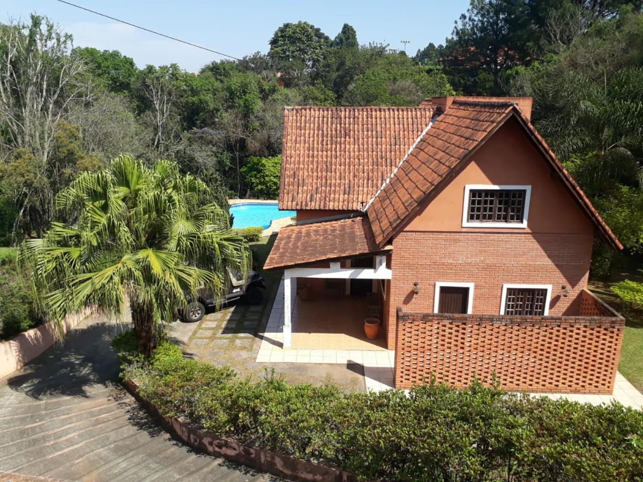 Linda casa em condomínio ecológico de alto padrão a 1h de SP, Terreno de 1500m2 com amplo gramado e piscina, WiFi para Home Office, Área gourmet com churra