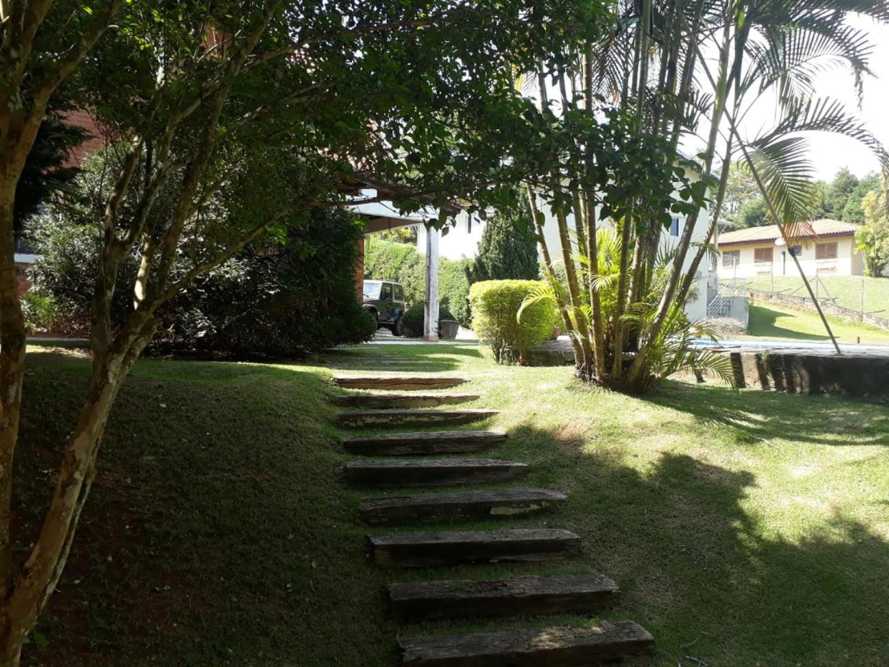 Linda casa em condomínio ecológico de alto padrão a 1h de SP, Terreno de 1500m2 com amplo gramado e piscina, WiFi para Home Office, Área gourmet com churra