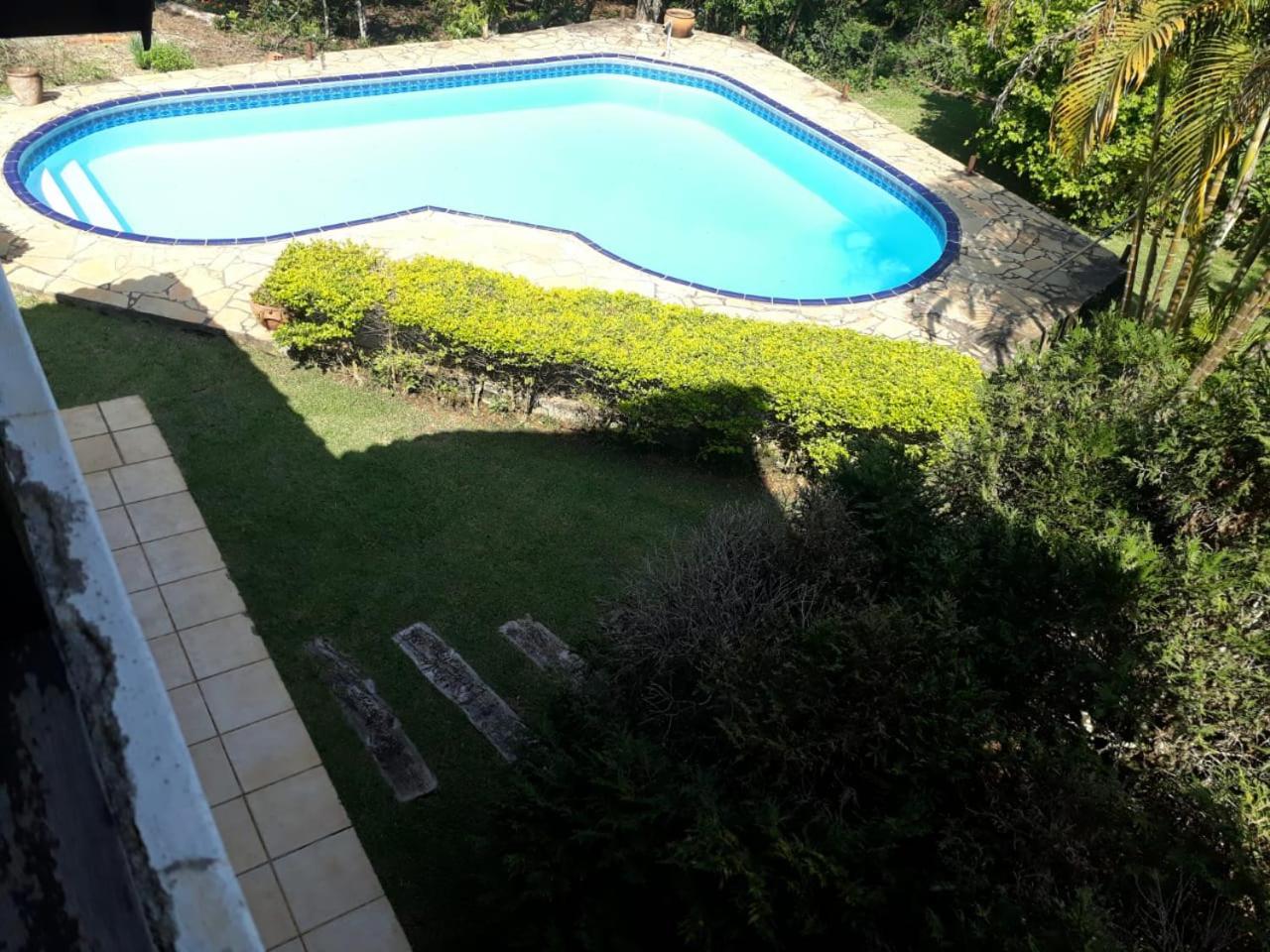 Linda casa em condomínio ecológico de alto padrão a 1h de SP, Terreno de 1500m2 com amplo gramado e piscina, WiFi para Home Office, Área gourmet com churra