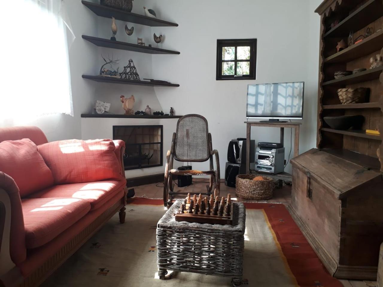 Linda casa em condomínio ecológico de alto padrão a 1h de SP, Terreno de 1500m2 com amplo gramado e piscina, WiFi para Home Office, Área gourmet com churra