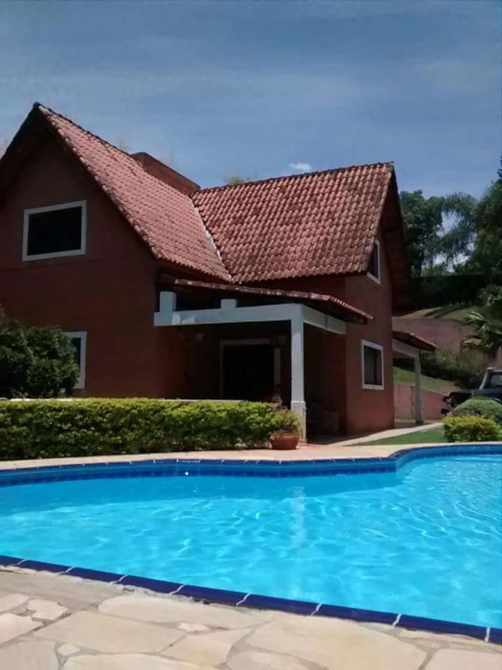 Linda casa em condomínio ecológico de alto padrão a 1h de SP, Terreno de 1500m2 com amplo gramado e piscina, WiFi para Home Office, Área gourmet com churra