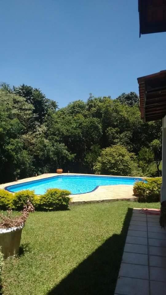 Linda casa em condomínio ecológico de alto padrão a 1h de SP, Terreno de 1500m2 com amplo gramado e piscina, WiFi para Home Office, Área gourmet com churra