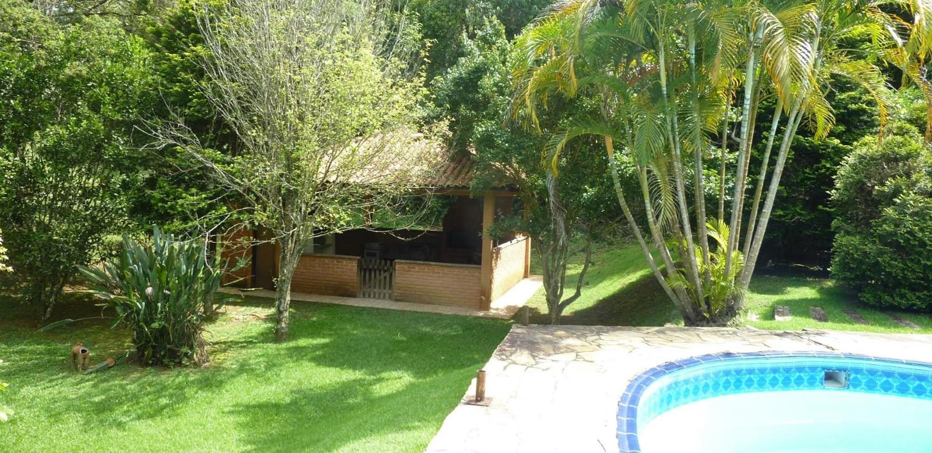 Linda casa em condomínio ecológico de alto padrão a 1h de SP, Terreno de 1500m2 com amplo gramado e piscina, WiFi para Home Office, Área gourmet com churra