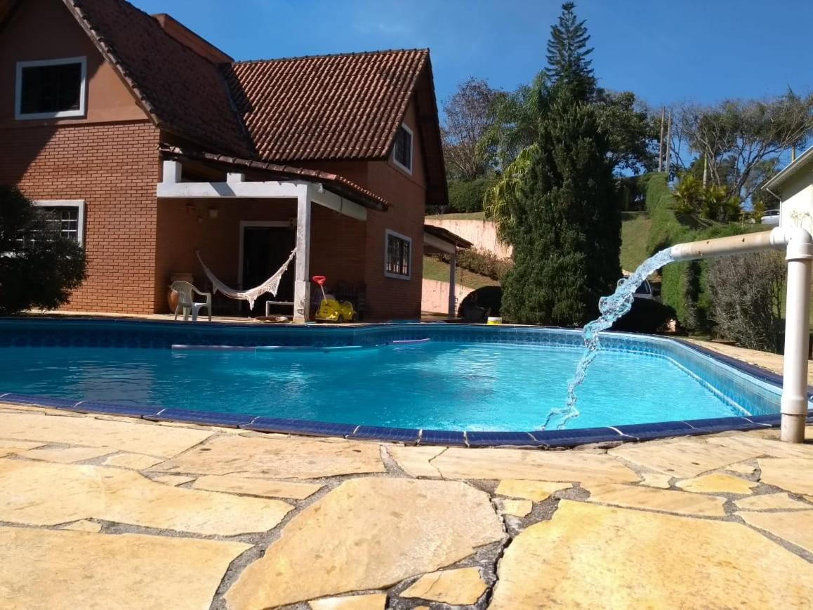 Linda casa em condomínio ecológico de alto padrão a 1h de SP, Terreno de 1500m2 com amplo gramado e piscina, WiFi para Home Office, Área gourmet com churra