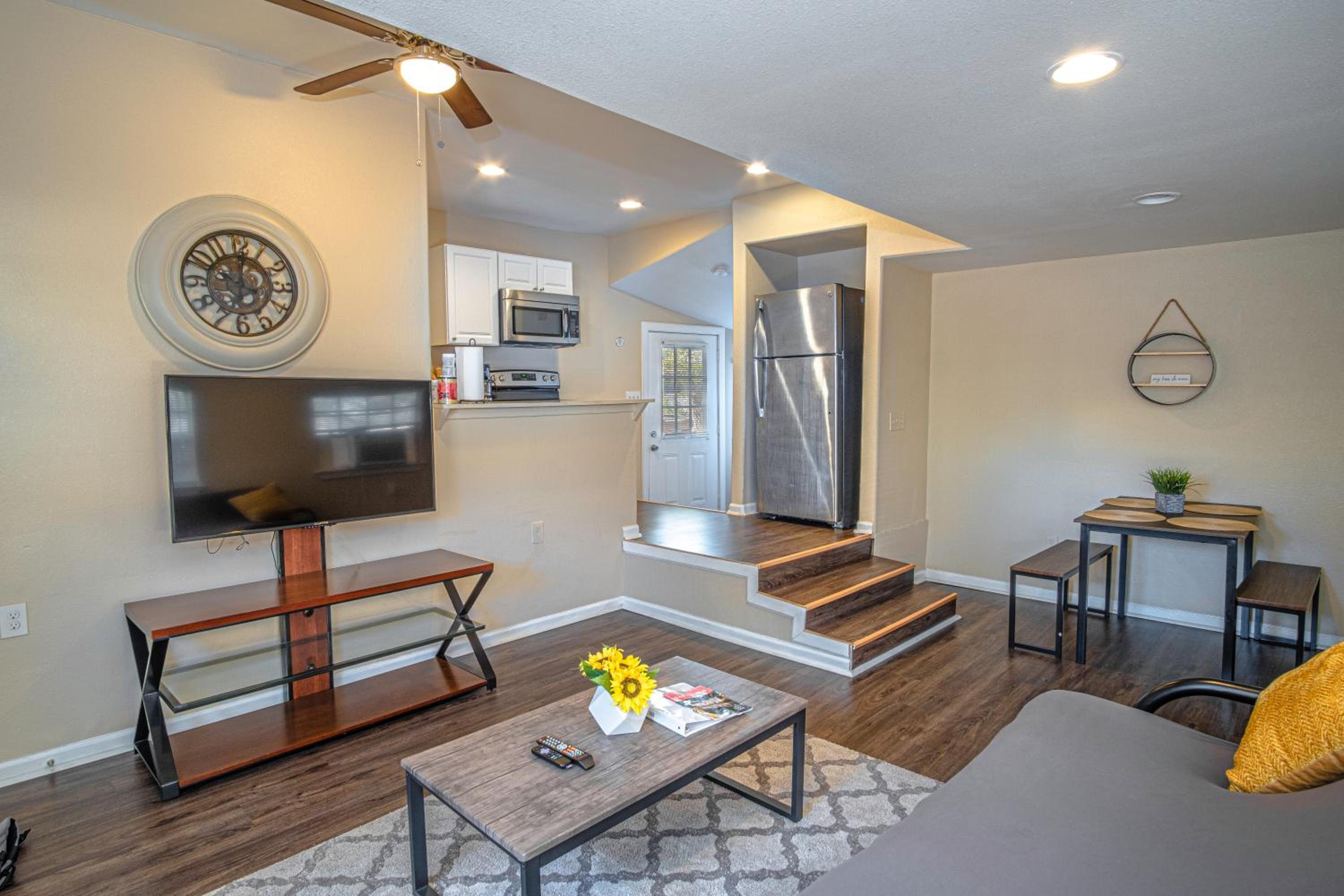 Houston St Guest house near Downtown/Military base view 4