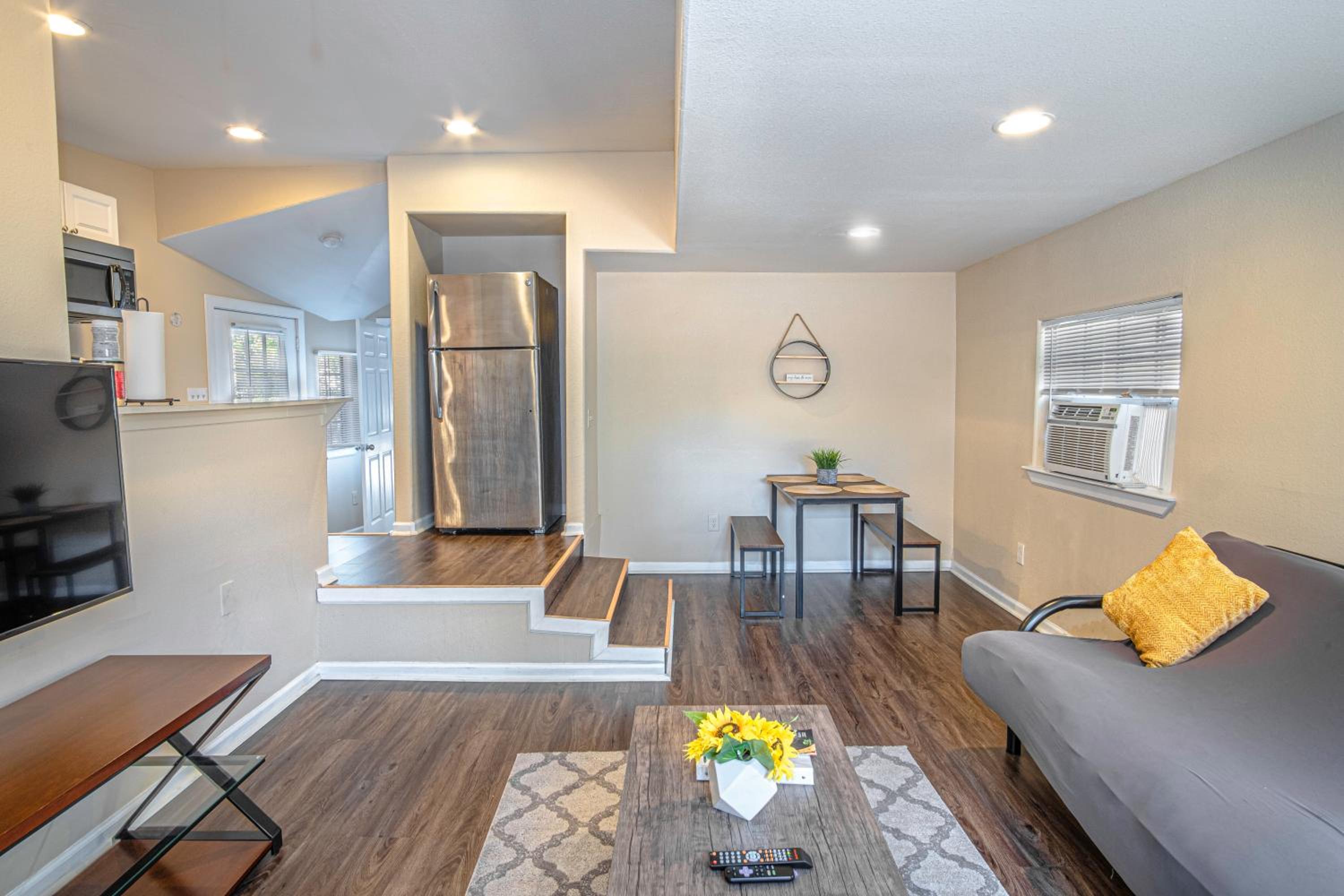 Houston St Guest house near Downtown/Military base view 3