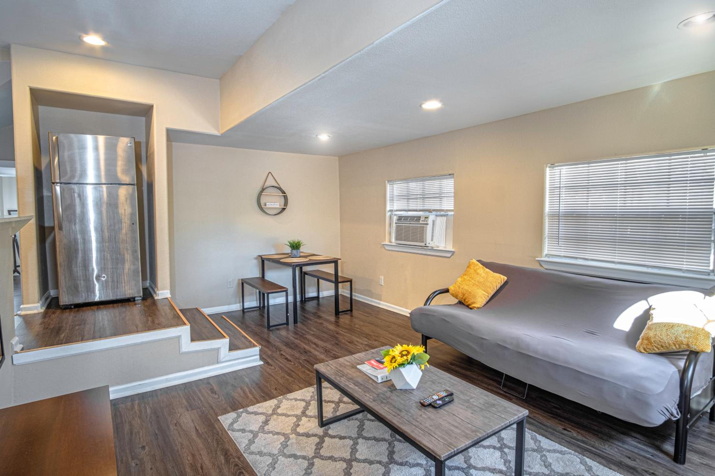 Houston St Guest house near Downtown/Military base view 2