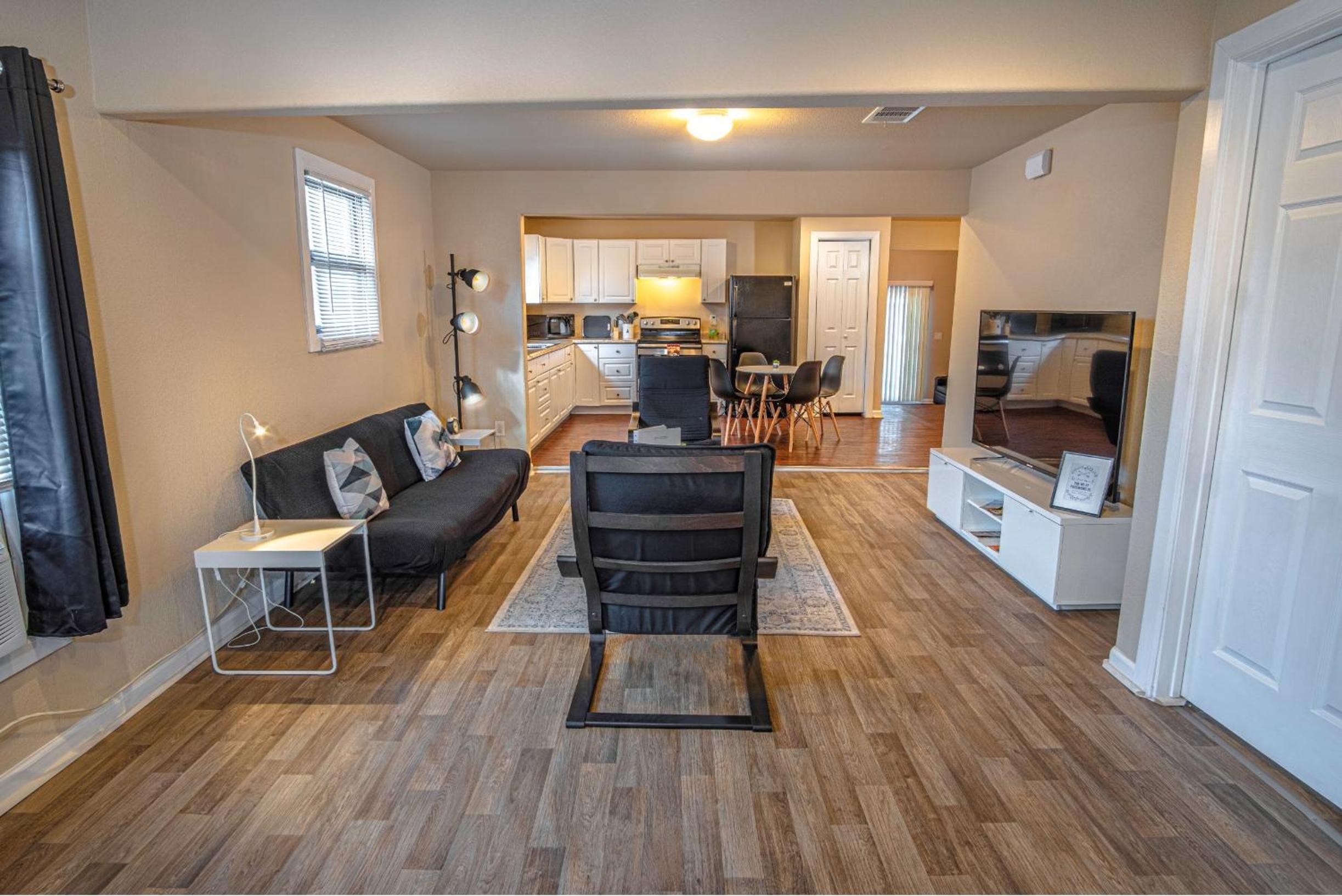 Nice 3B 2BA Near Downtown 2 Min AtandT Center view 5