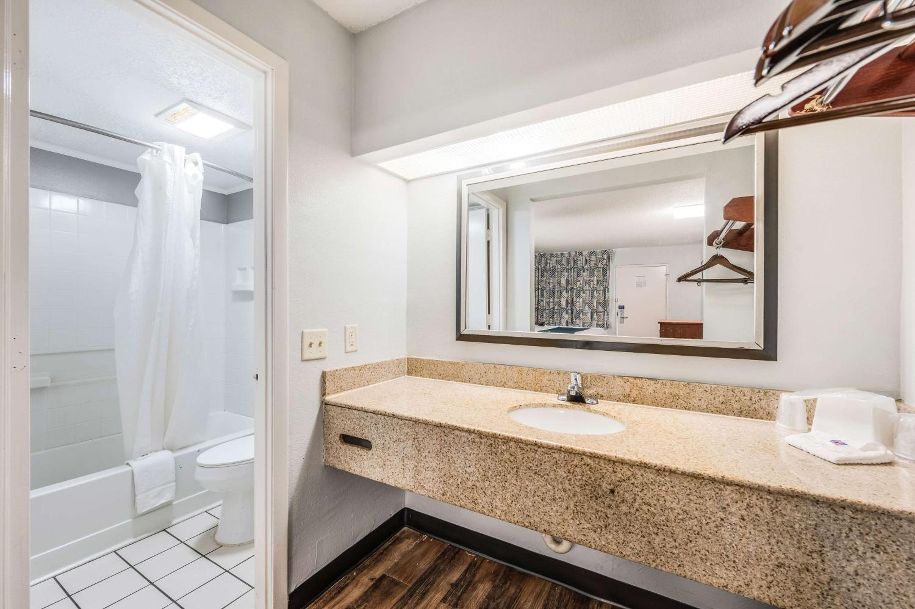 Tupelo Vacations - Motel 6-Tupelo, MS - Downtown - Property Image 20