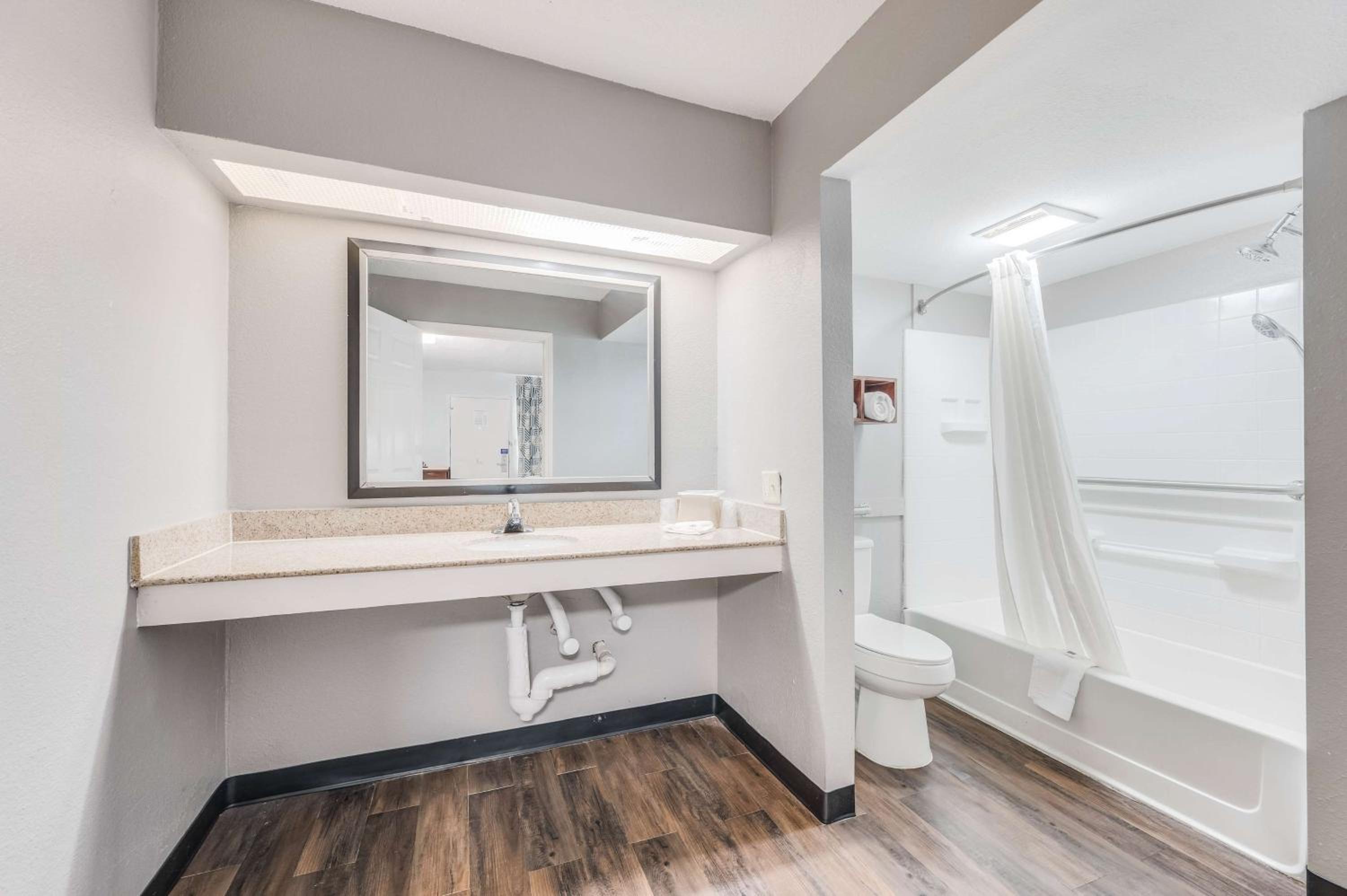 Tupelo Vacations - Motel 6-Tupelo, MS - Downtown - Property Image 3