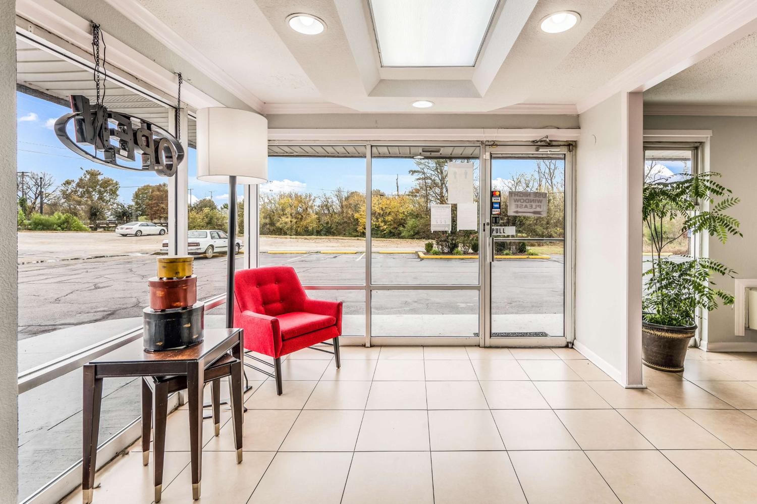 Tupelo Vacations - Motel 6-Tupelo, MS - Downtown - Property Image 6