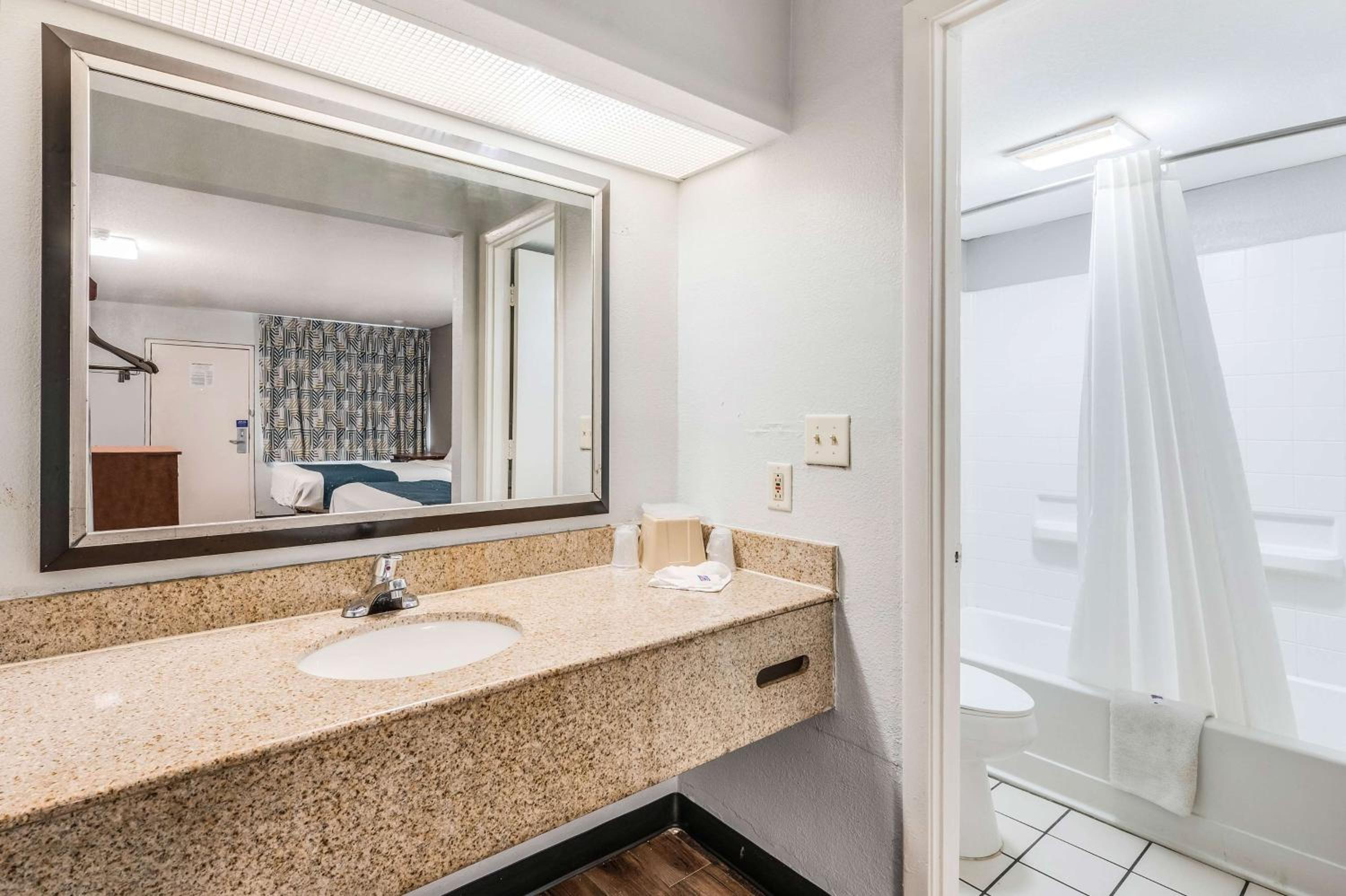 Tupelo Vacations - Motel 6-Tupelo, MS - Downtown - Property Image 39