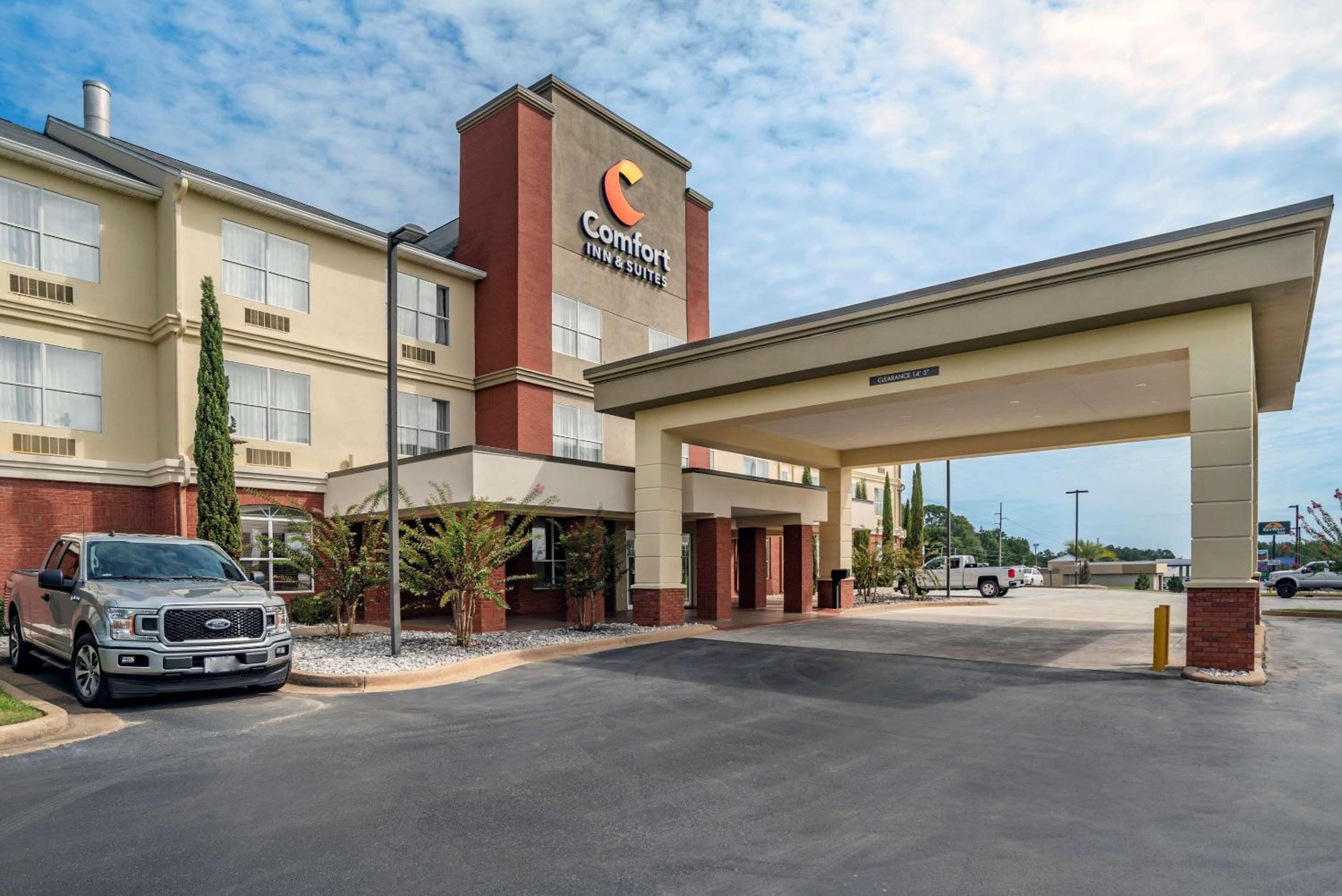 Hotel Comfort Inn & Suites Millbrook-Prattville - Image 1