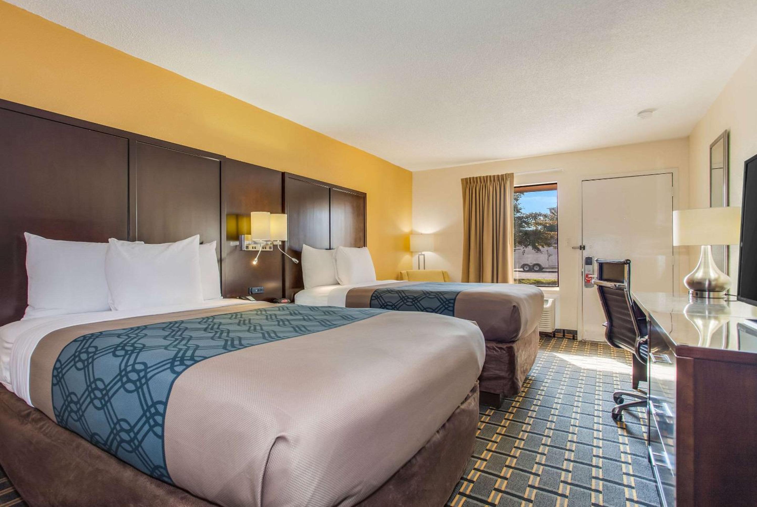 Econo Lodge Coliseum - Image 4