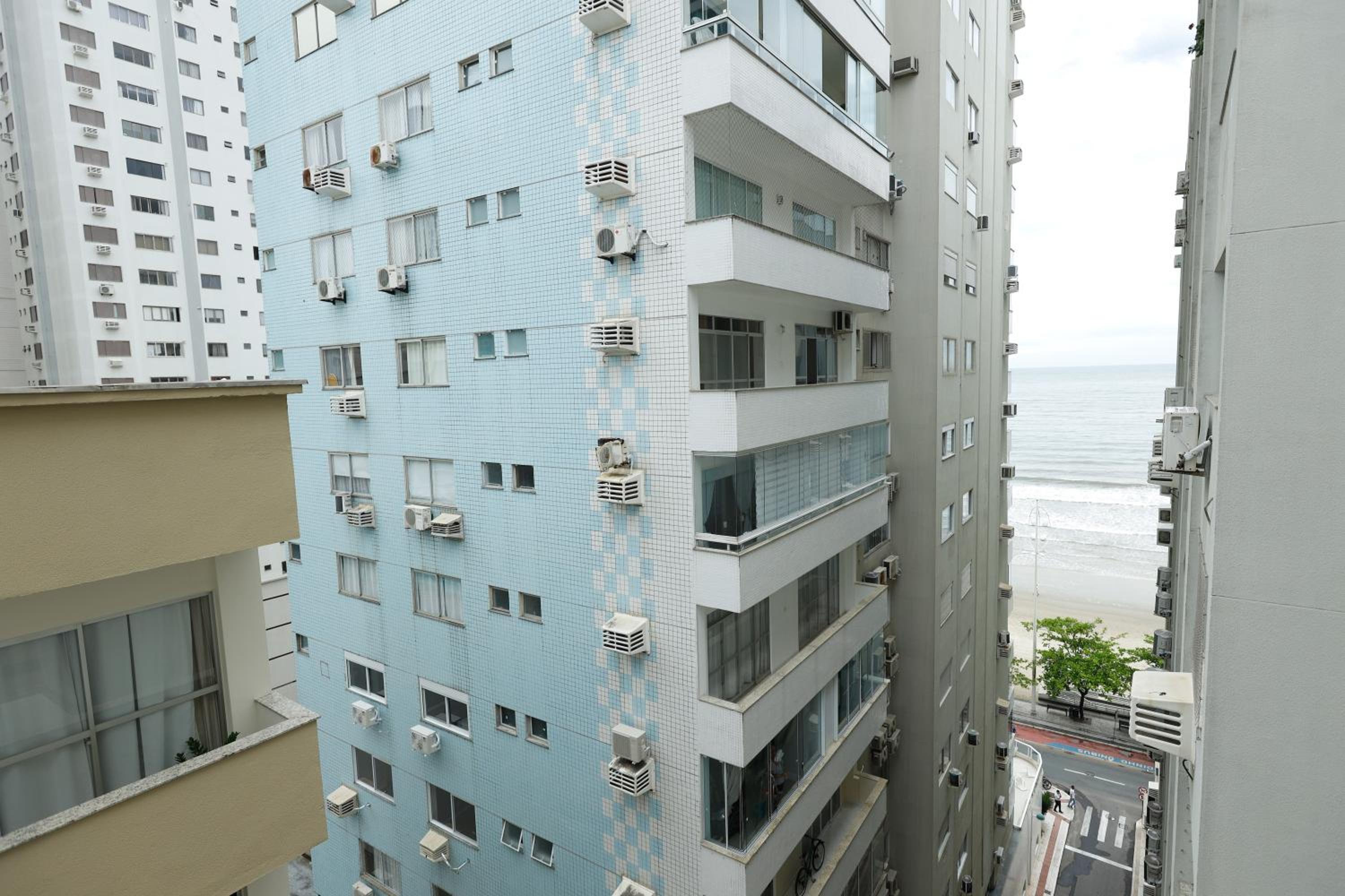Apto na quadra do mar aconchegante e climatizado