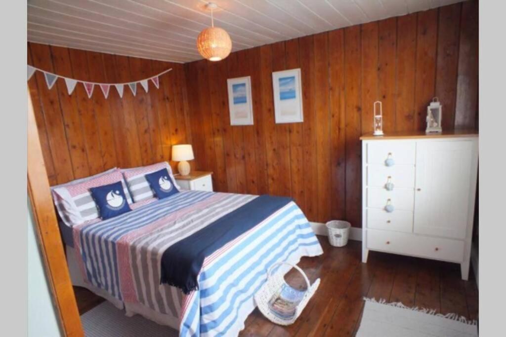 Charming original fishermans cottage on Dungeness beach view 2