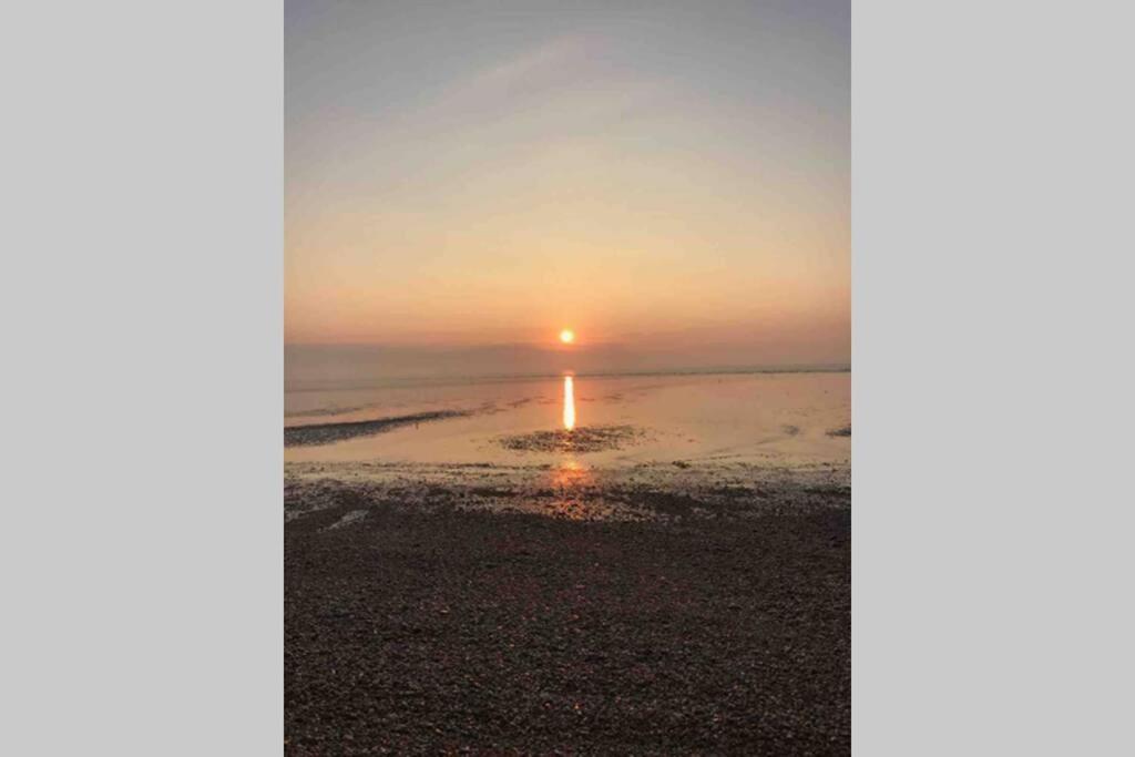 Charming original fishermans cottage on Dungeness beach view 4