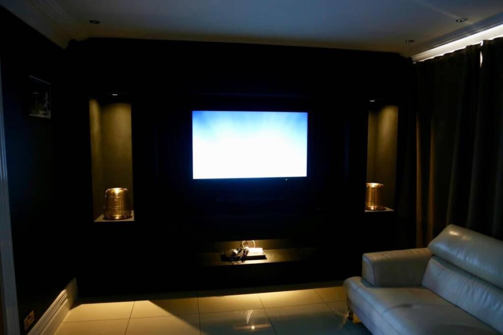 Stunning 5 Bedroom House - The Officers House view 5