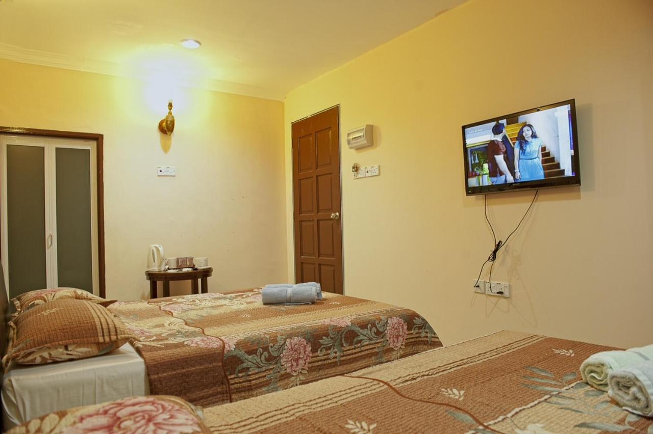 Penarak Bamboo Beach Motel