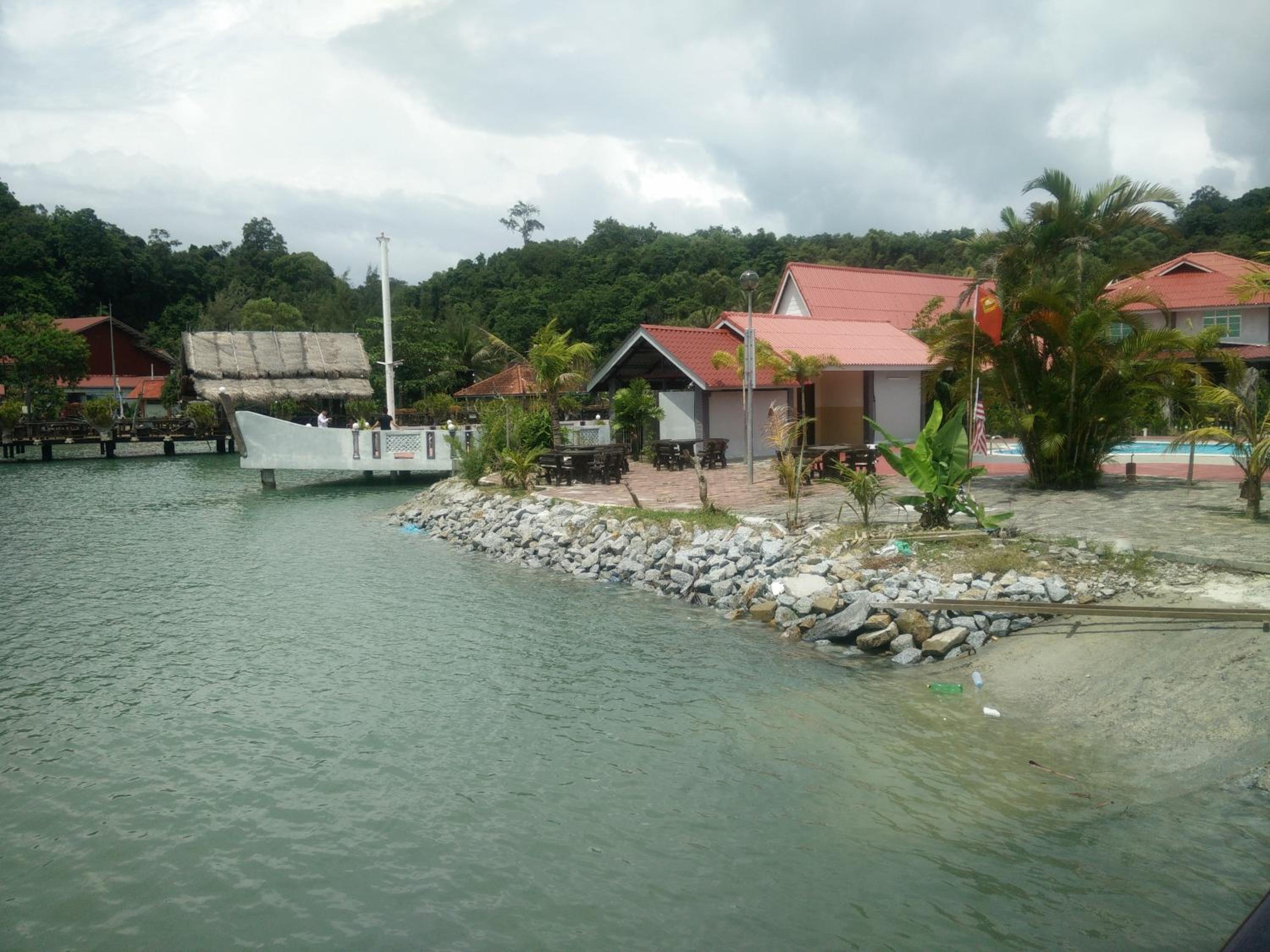 Penarak Bamboo Beach Motel
