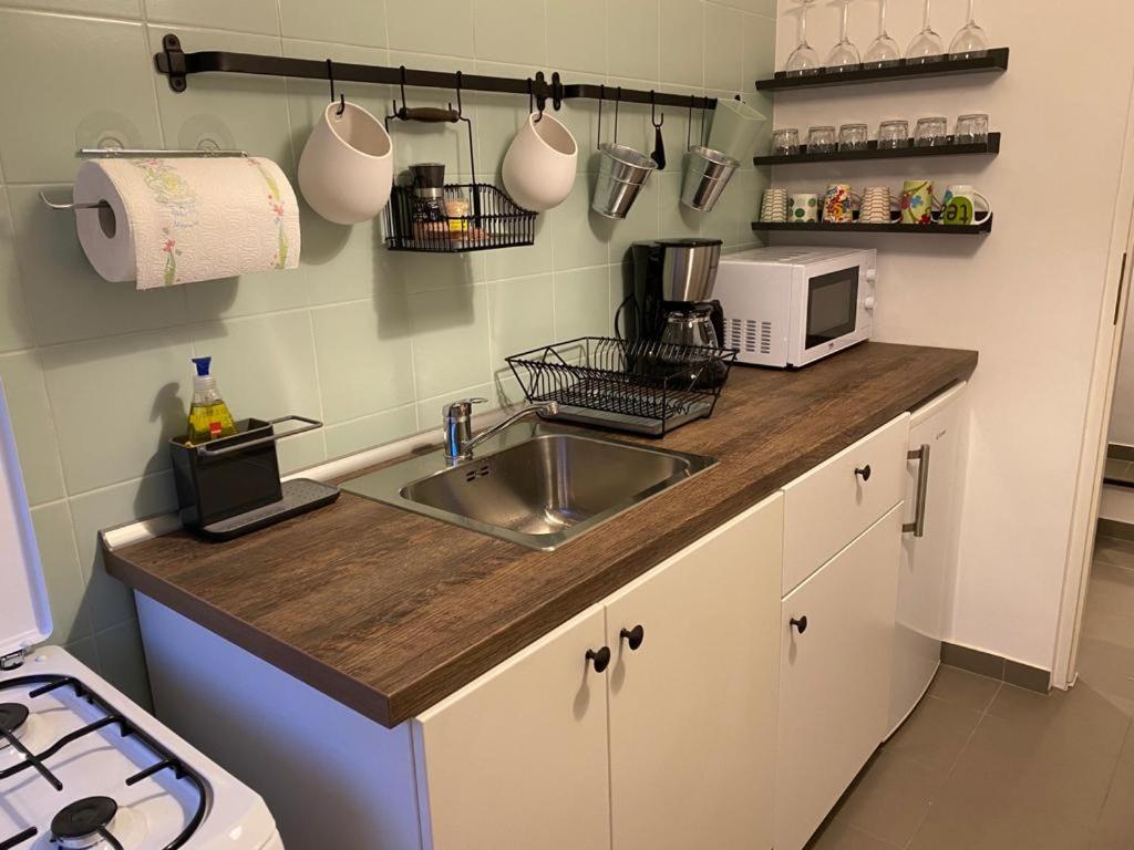 La Momo en Lupeni — kitchen