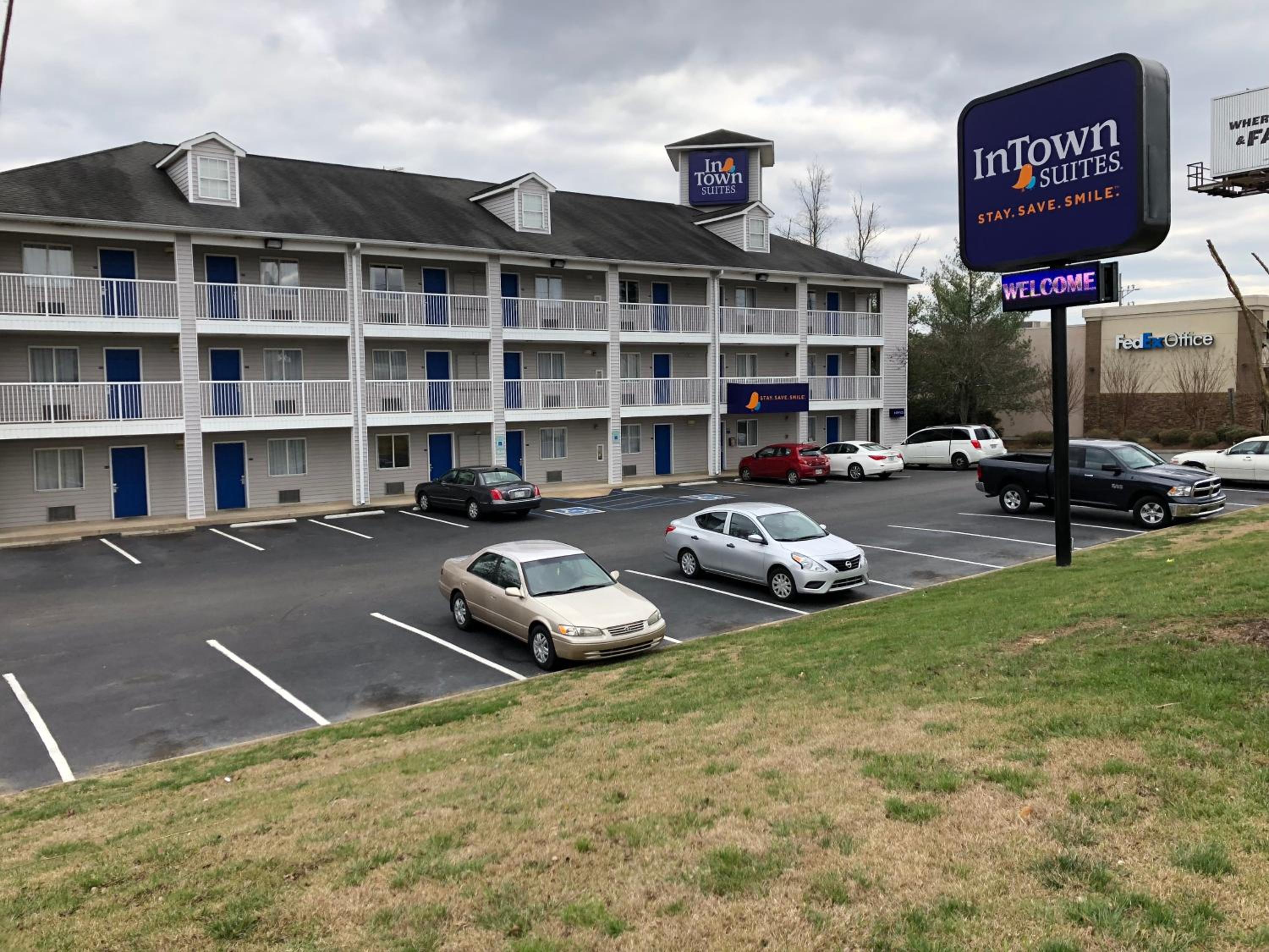 Chattanooga Vacations - InTown Suites Extended Stay Chattanooga TN - Hamilton Place - Property Image 12