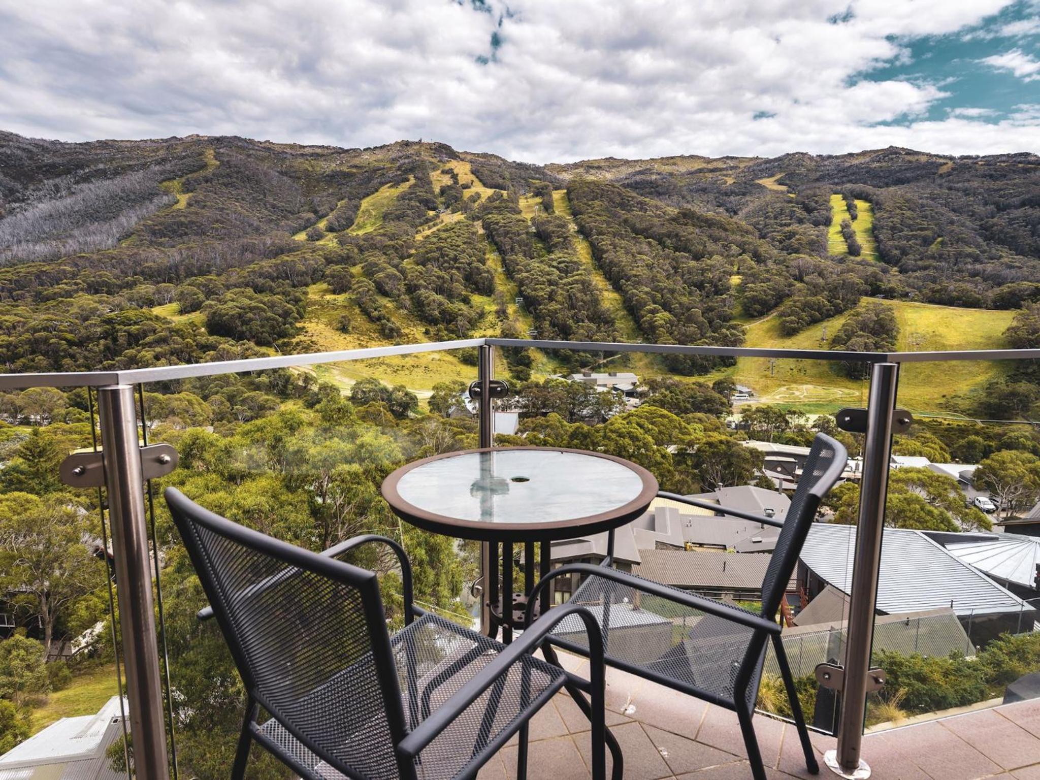 Hotel Lantern 1 Bedroom Loft with car space and Stunning View - Image 1