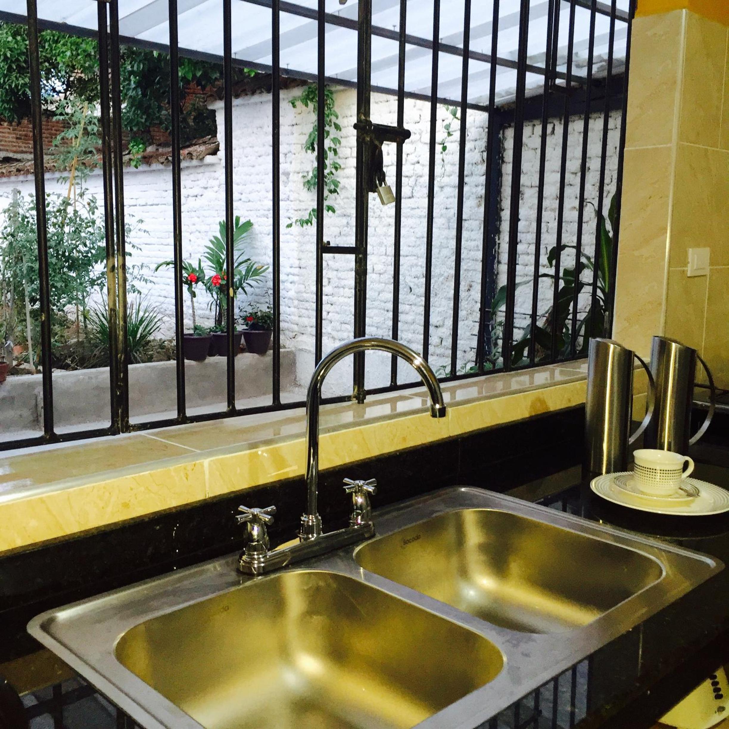 Casa Helga a dos cuadras de la Basílica, casa entera con jardín amplio, 6 habitaciones, 5 baños, cocina, comedor y sala de TV