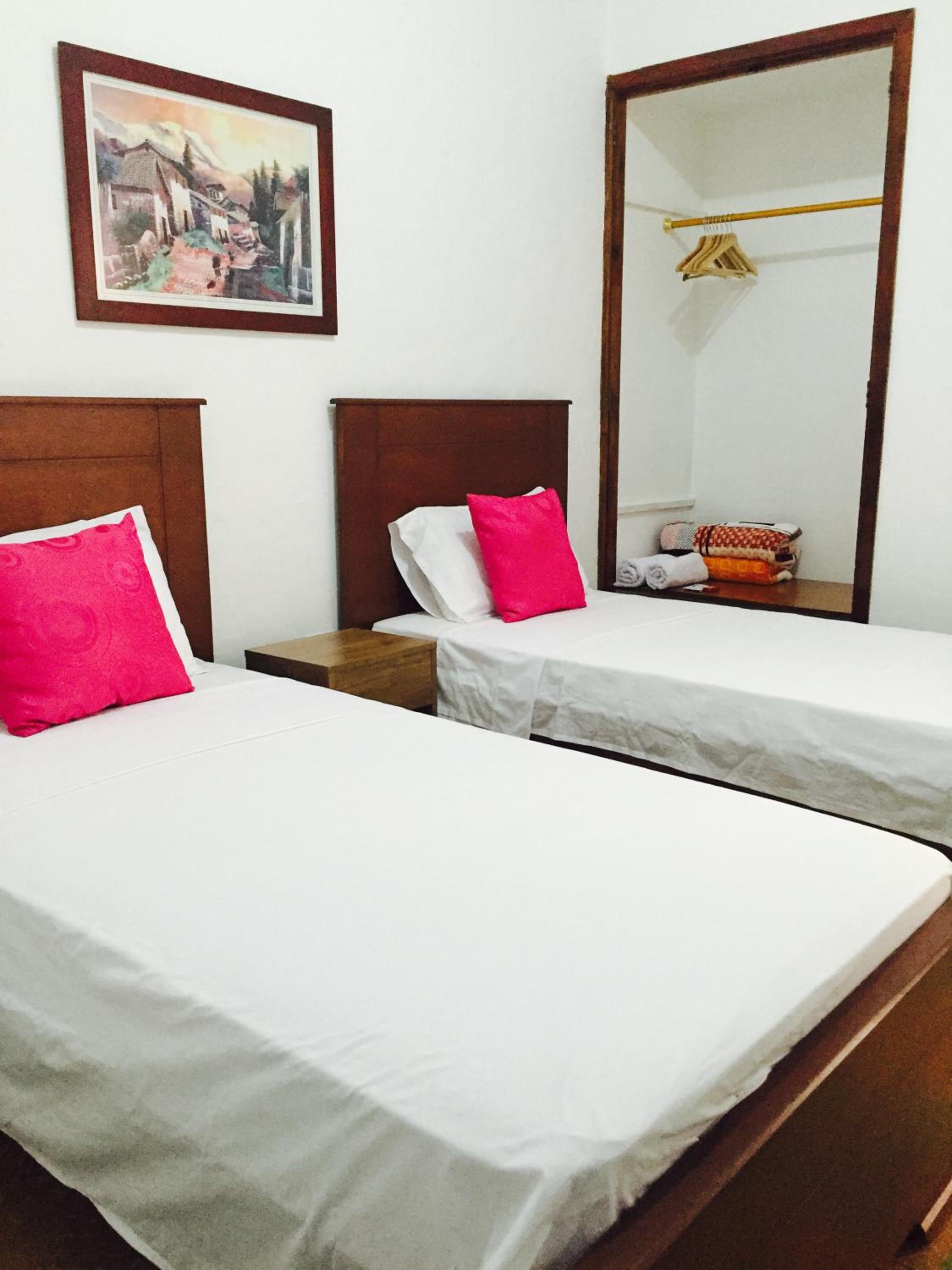 Casa Helga a dos cuadras de la Basílica, casa entera con jardín amplio, 6 habitaciones, 5 baños, cocina, comedor y sala de TV