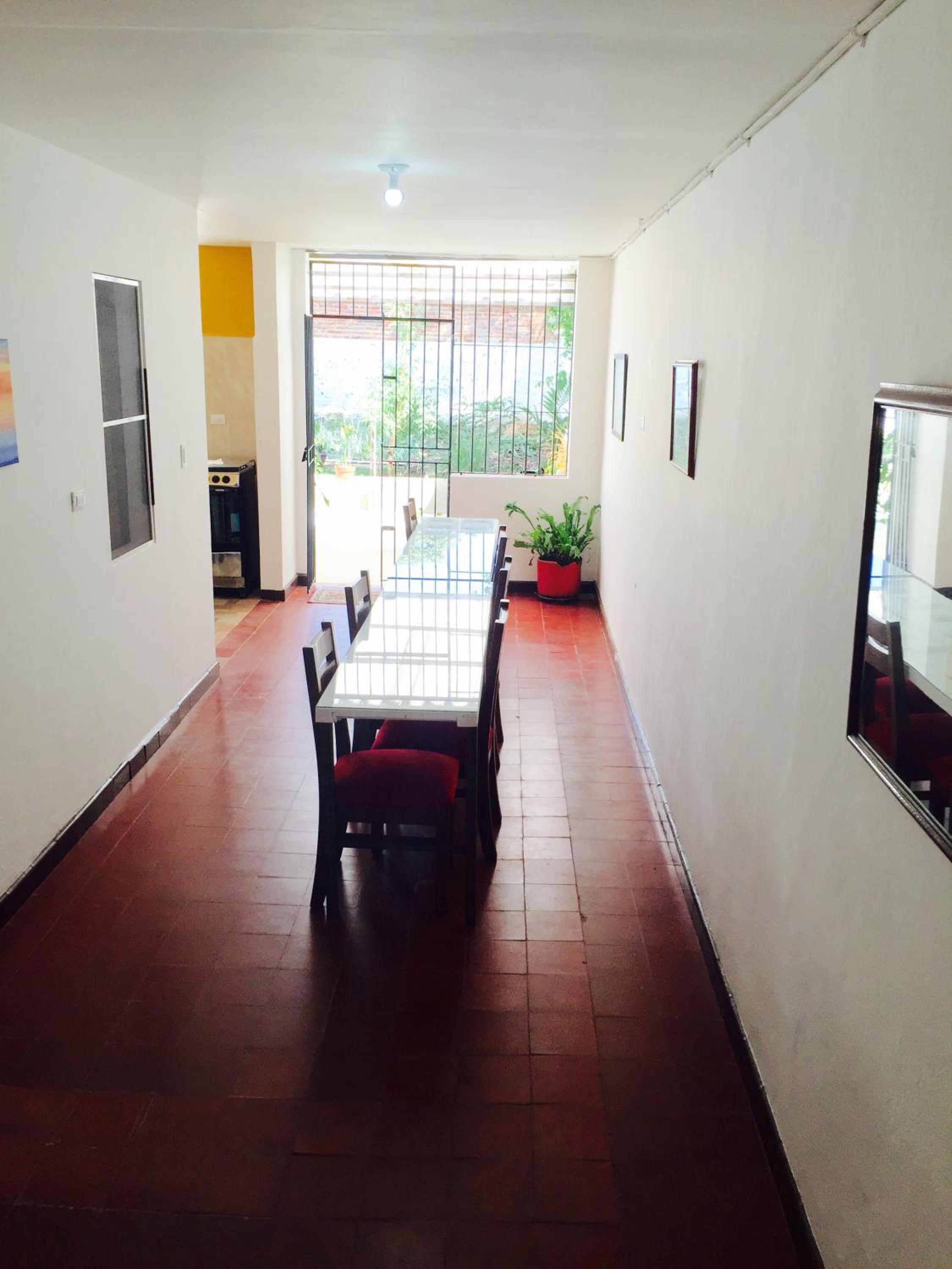 Casa Helga a dos cuadras de la Basílica, casa entera con jardín amplio, 6 habitaciones, 5 baños, cocina, comedor y sala de TV