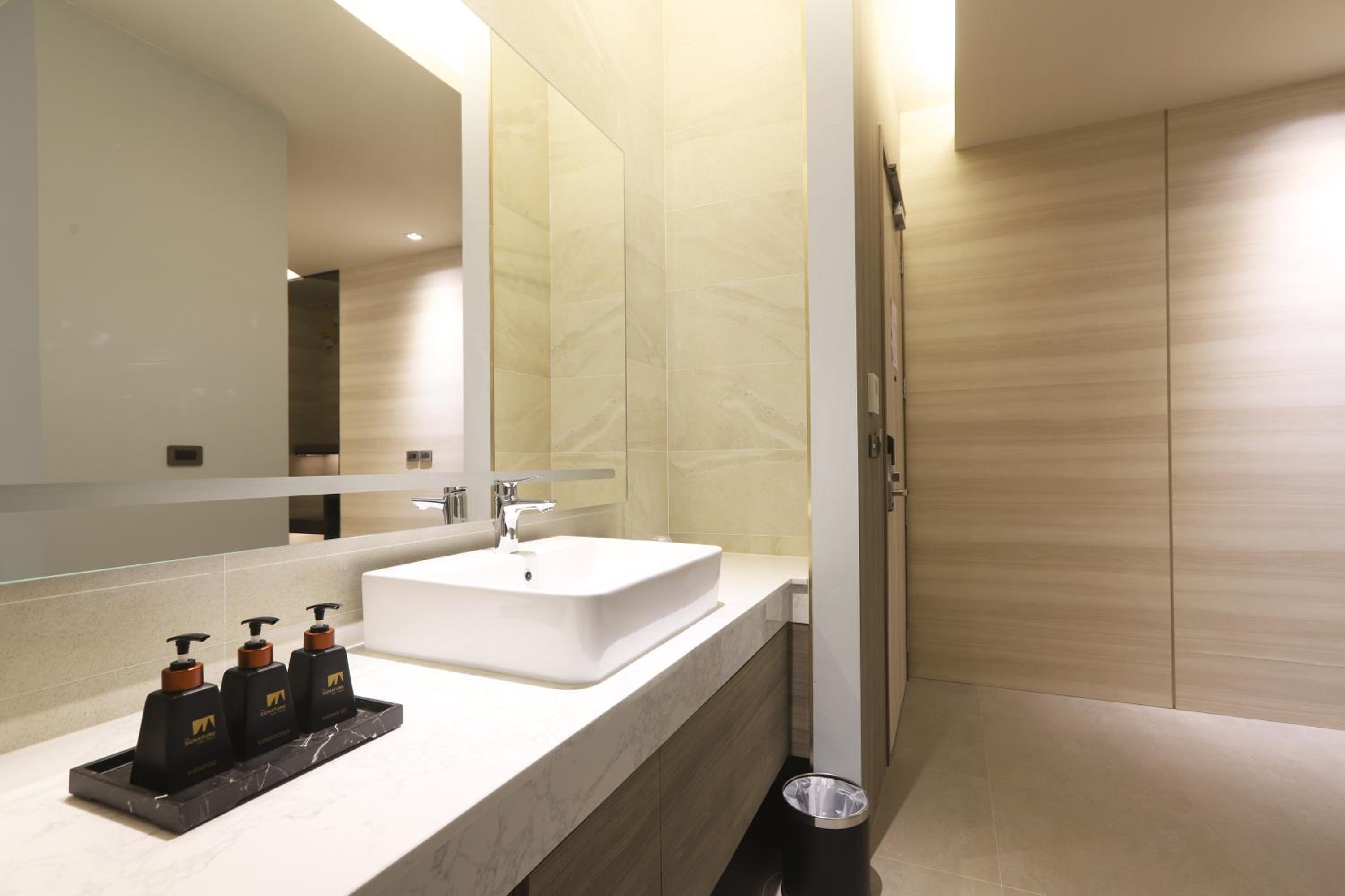 The Signature Hotel Airport 57
