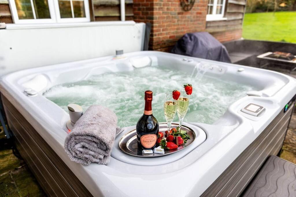 Langford farmhouse - New Forest National Park Luxury 4bd, hot tub, cinema, 10 acres view 5