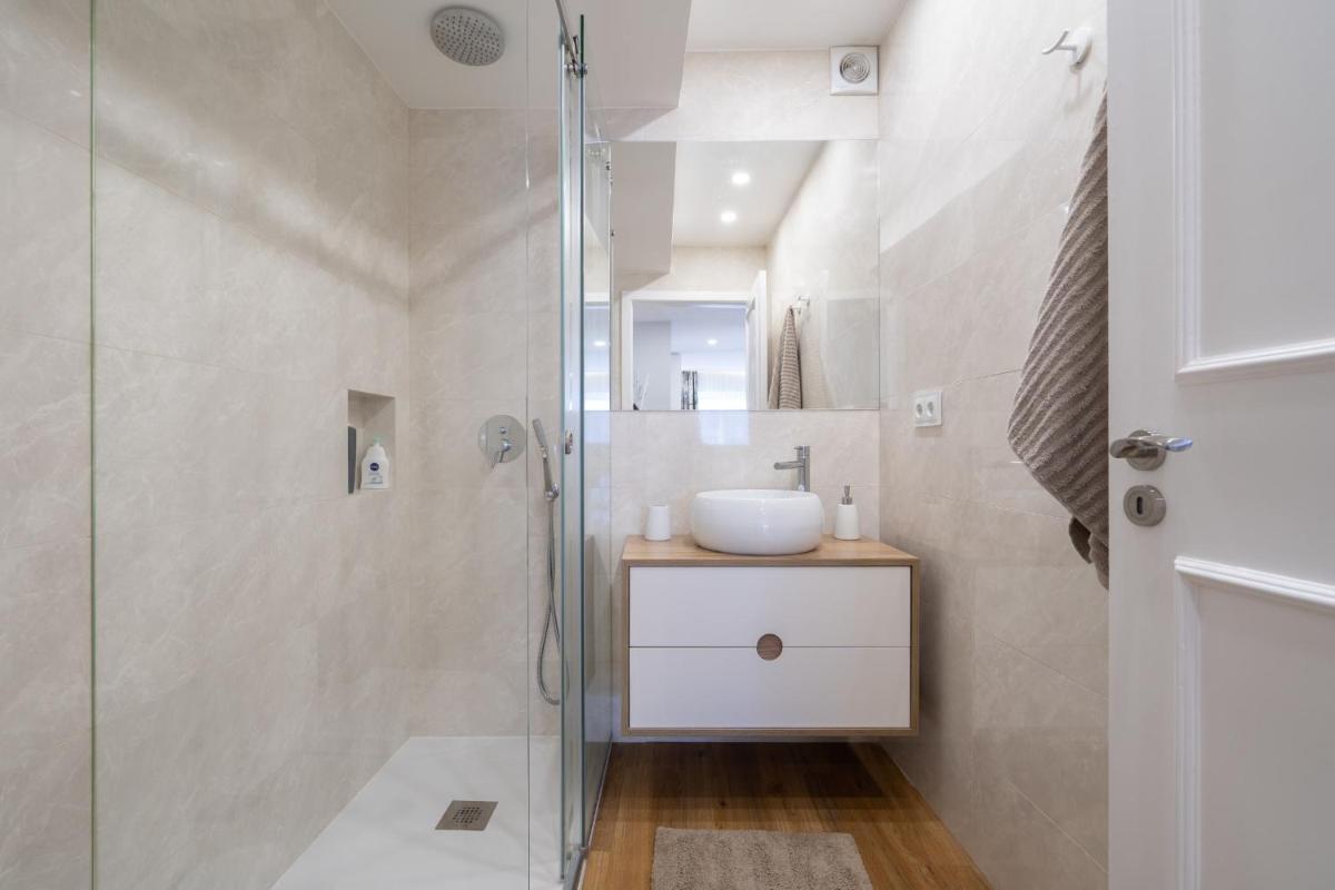 GuestReady - Stylish apt w private balcony in Gaia view 3