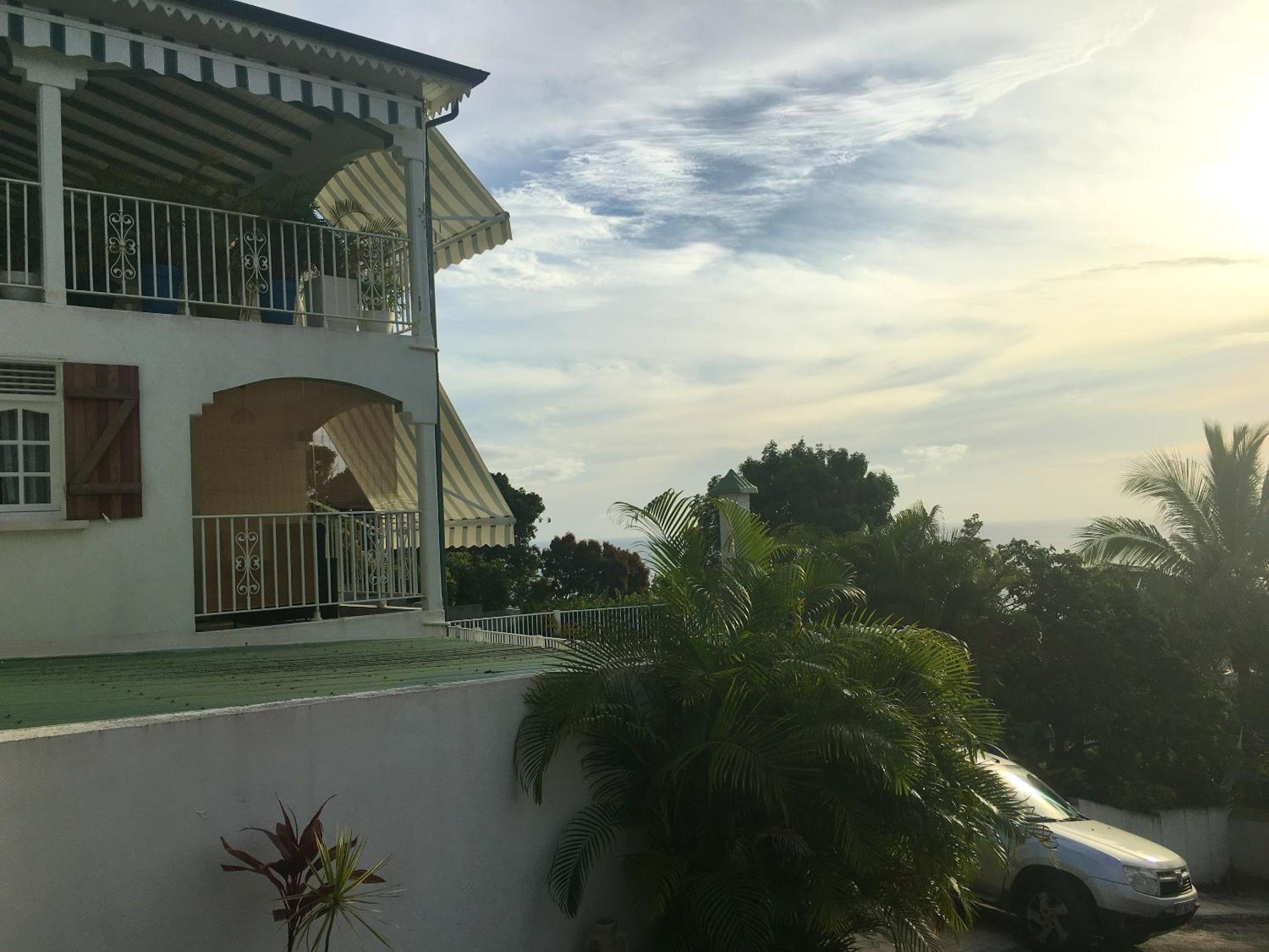 Location spacieuse à Deshaies avec vue sur la mer et montagne view 3