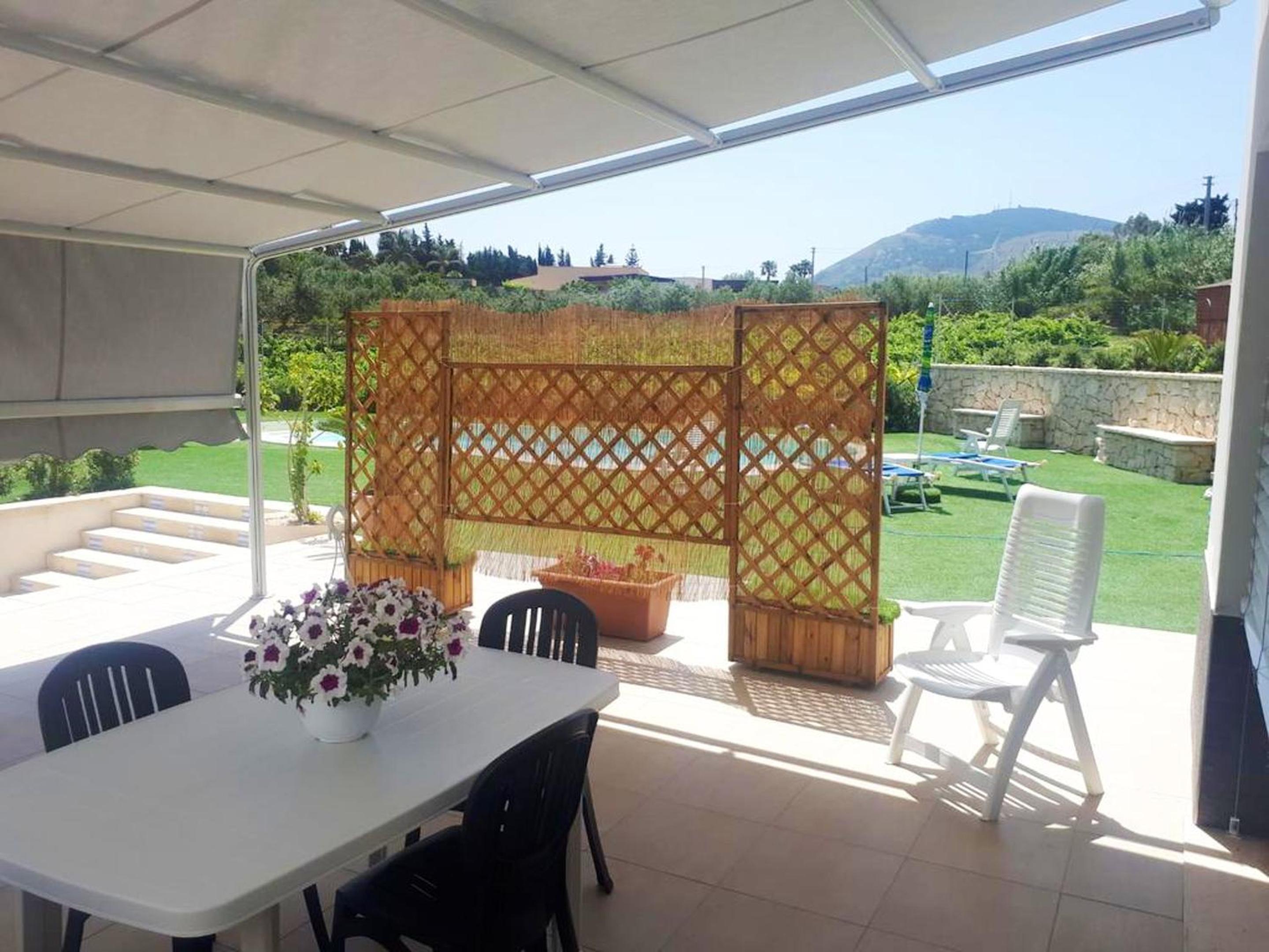 Spacious villa with sea and mountain views in Alcamo