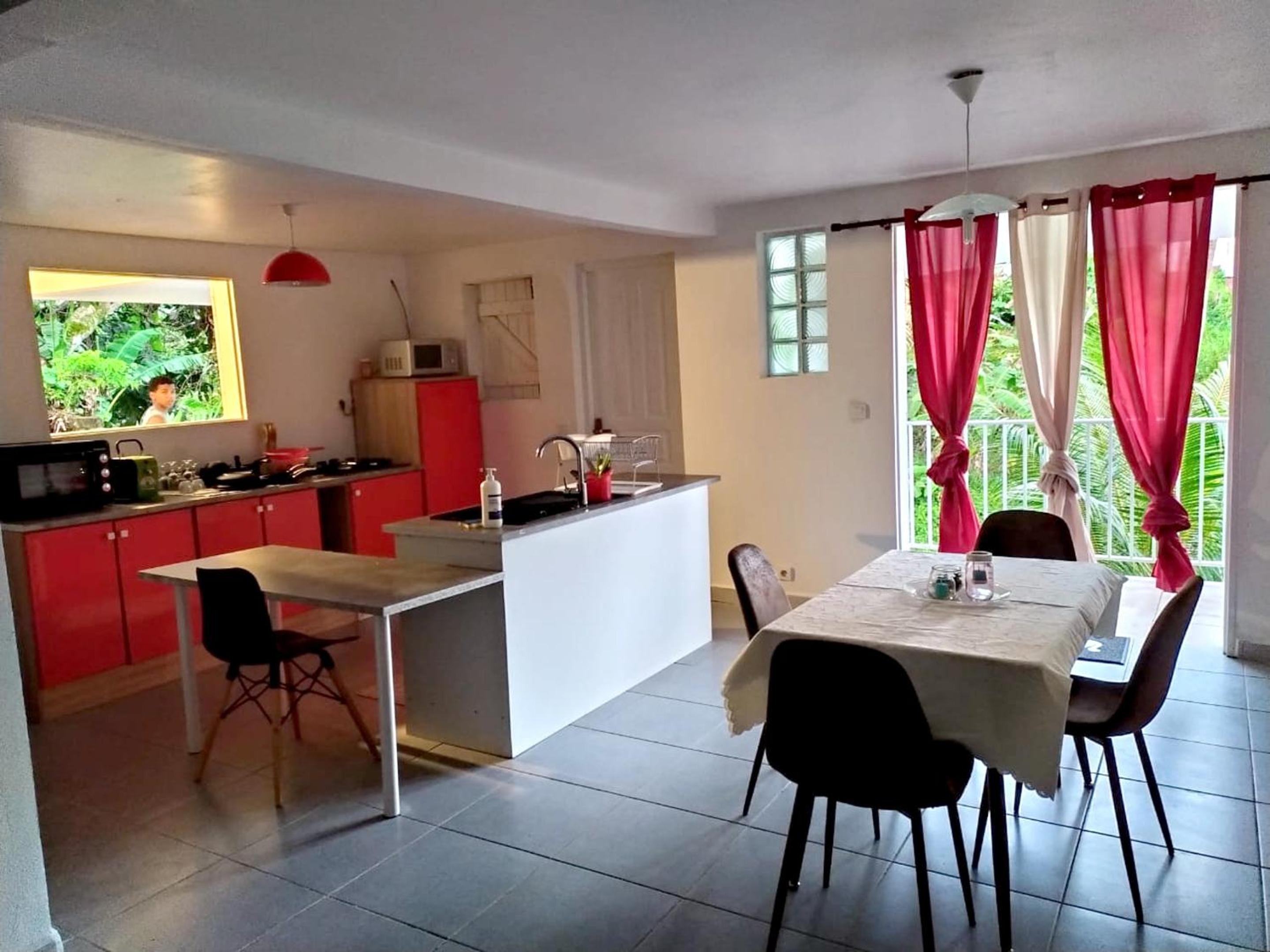 Maison de charme à Sainte-Rose avec piscine partagée