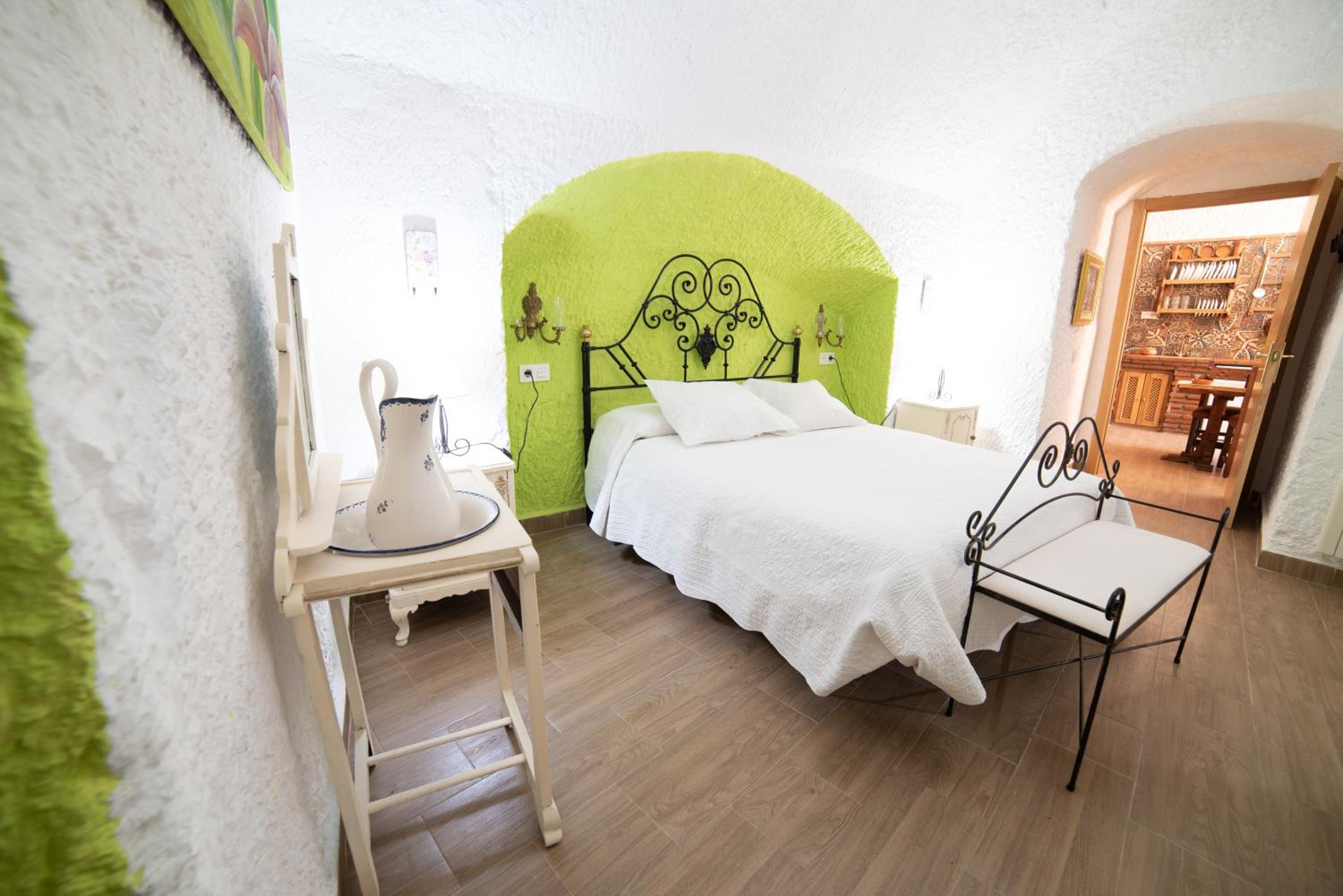 Cuevas Cortijo Gachas en Guadix — hotel room