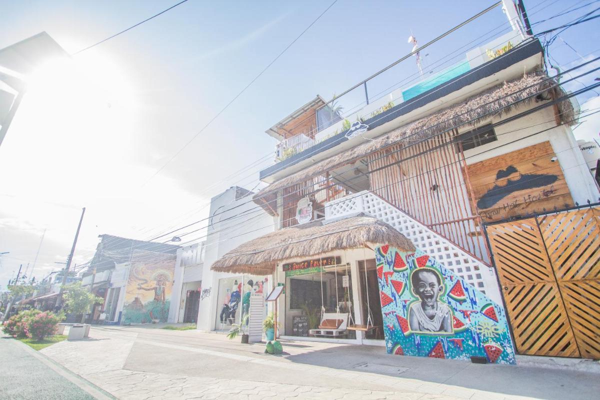 Straw Hat Hostel & Rooftop Bar view 5