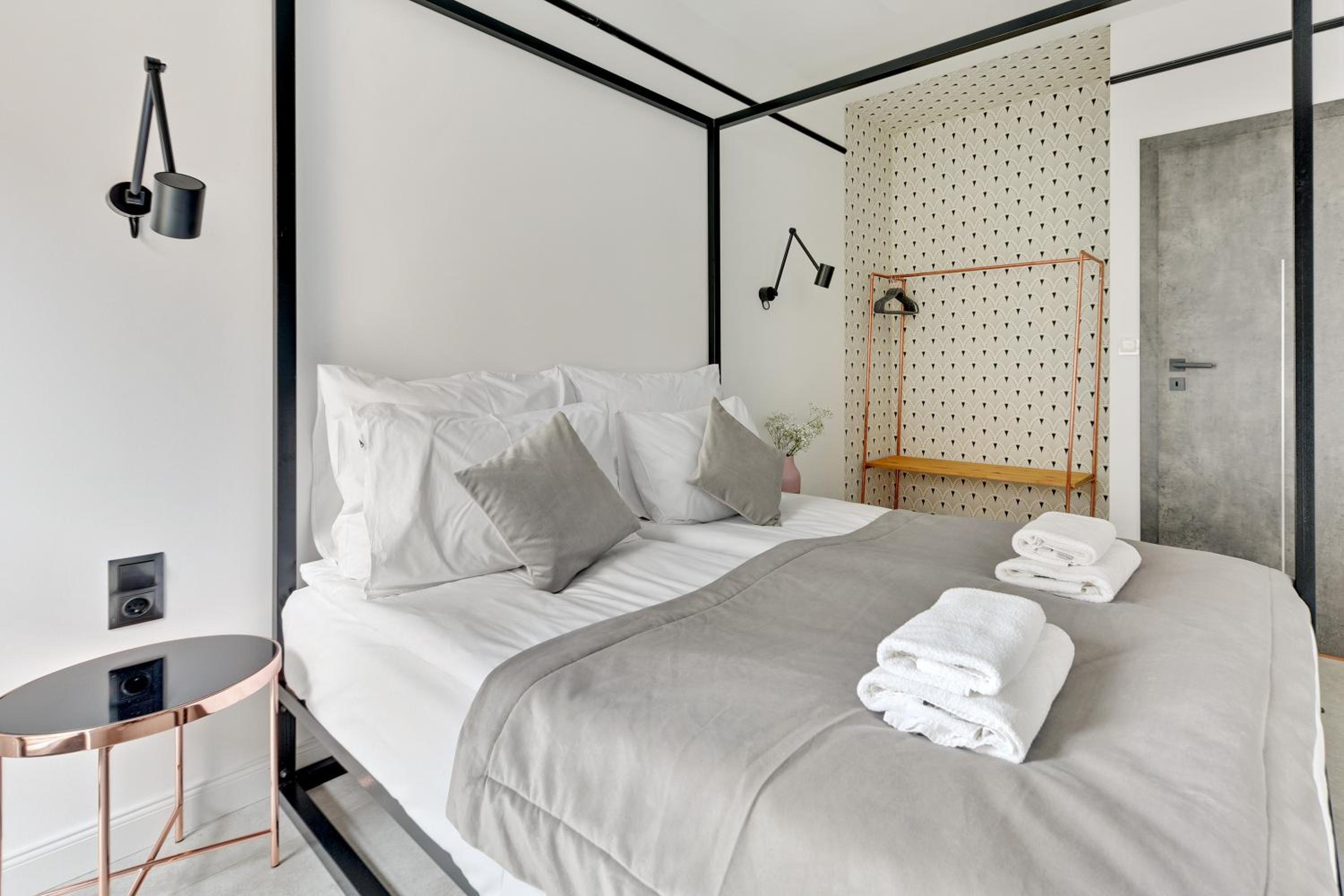 Aura III Apartments & Free Parking by Downtown Apartments