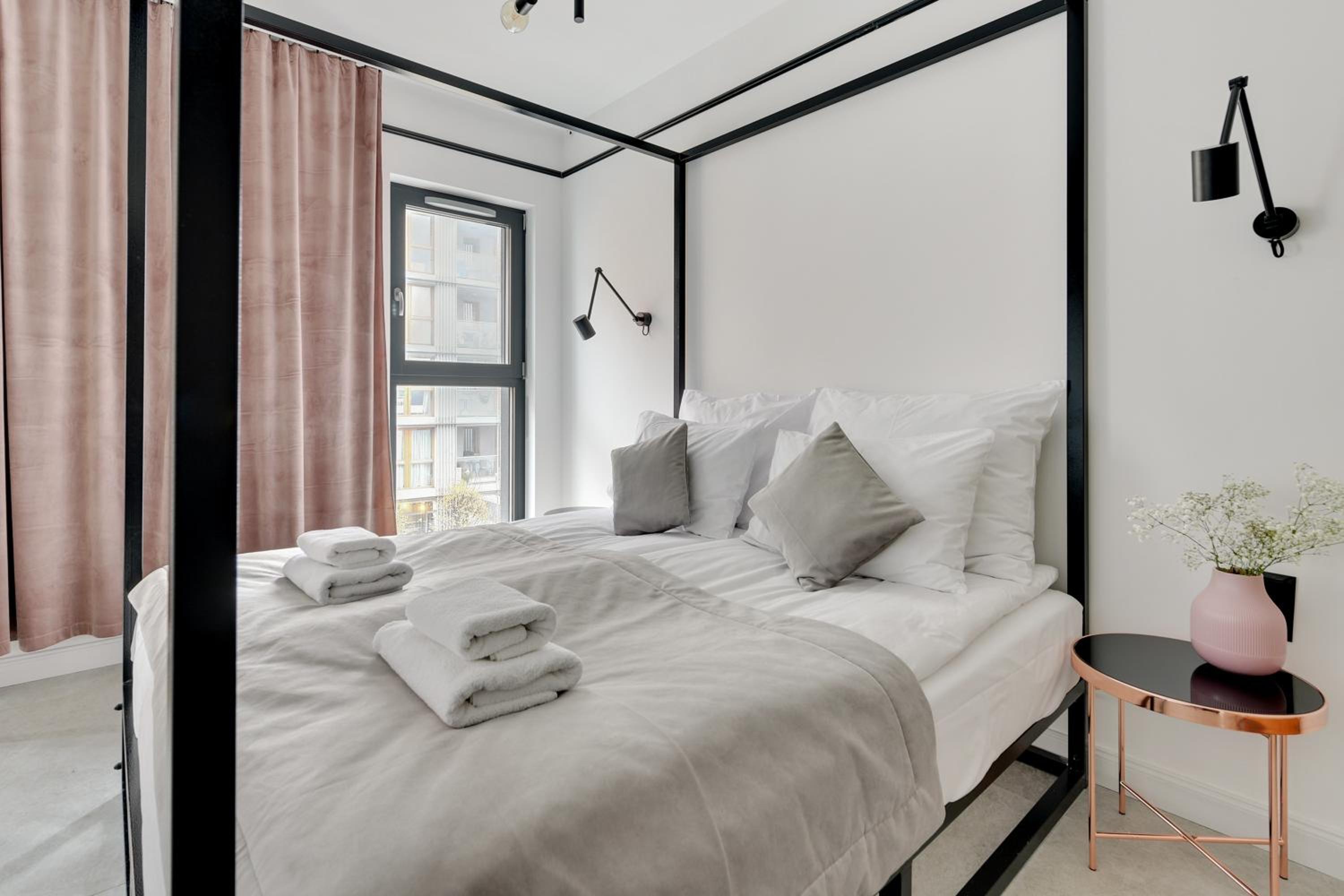 Aura III Apartments & Free Parking by Downtown Apartments
