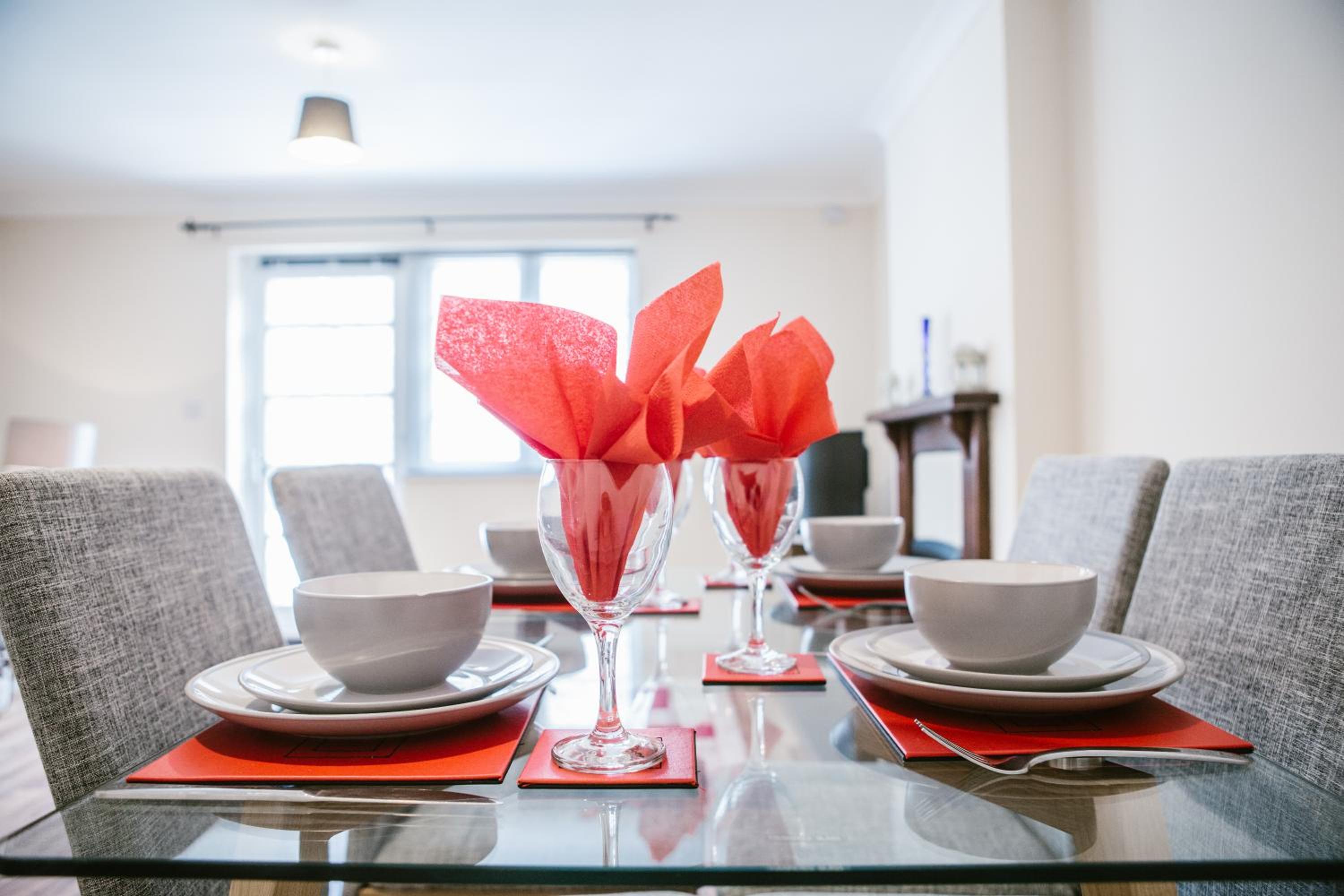 3-Bed House with 2 Free Parking Spaces Near City Centre & Waterfront view 3
