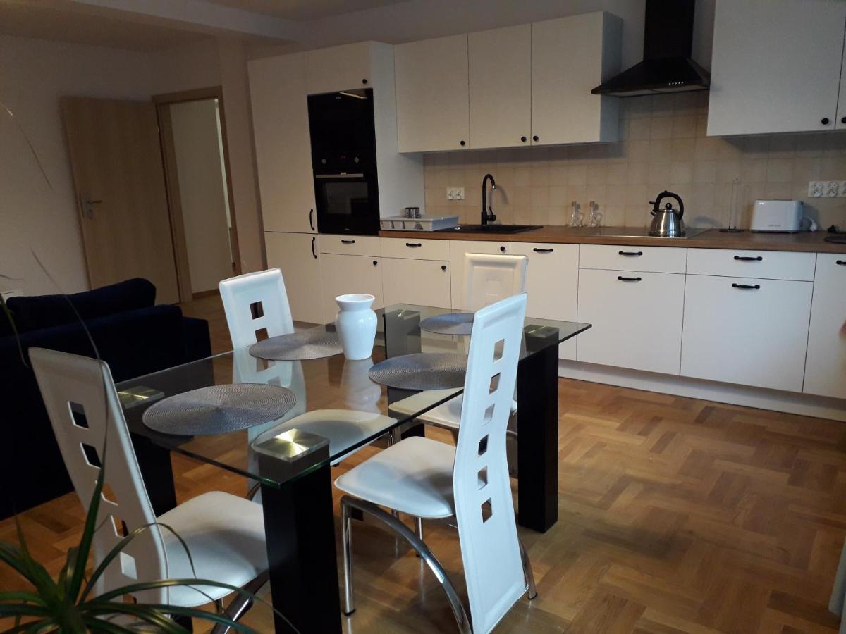 APART- salon z aneksem kuchenym, 2 sypialnie, łazienka view 5