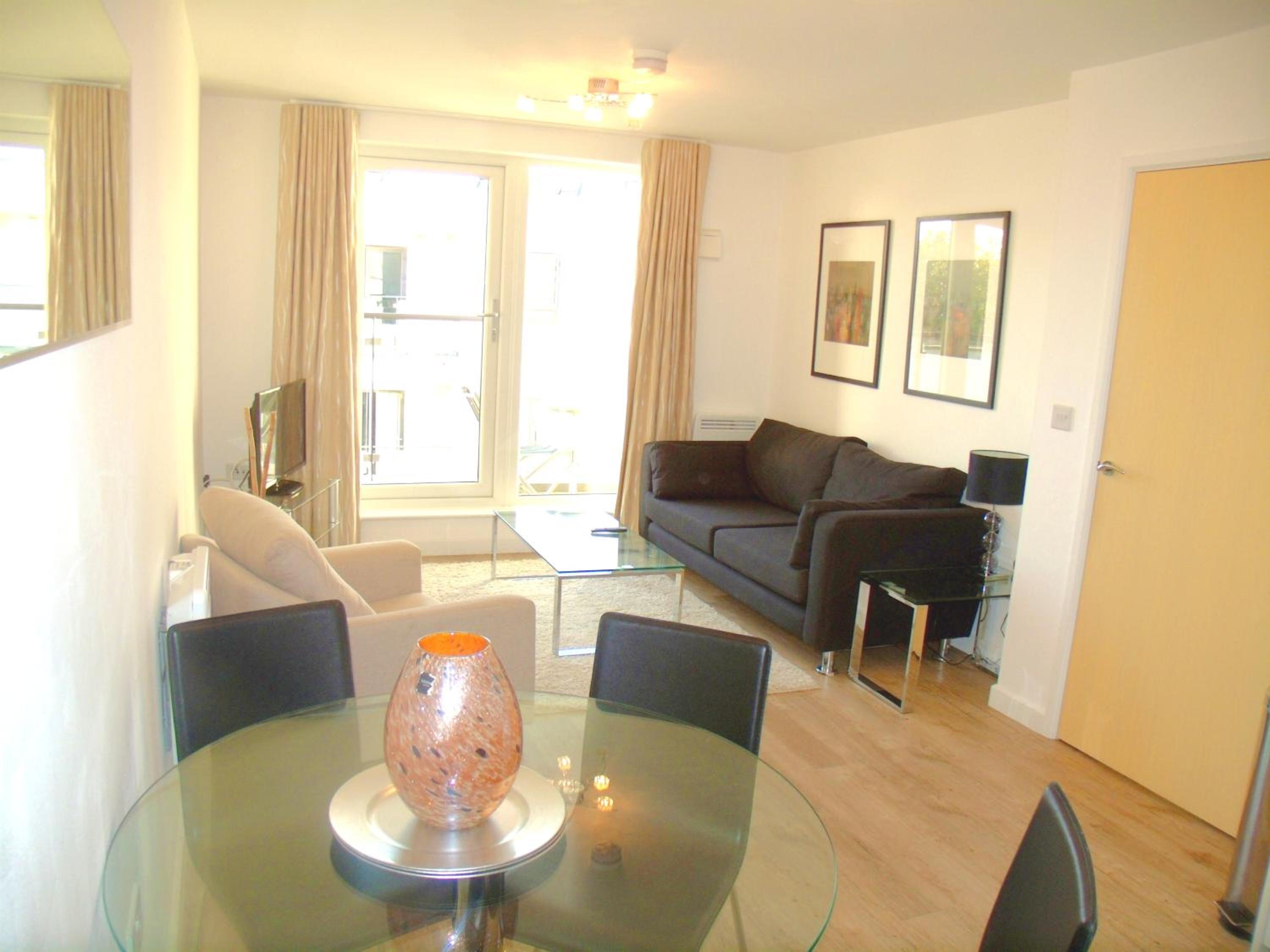 New Central Woking 1 and 2 Bedroom Apartments with Free Gym, close to Train Station view 5