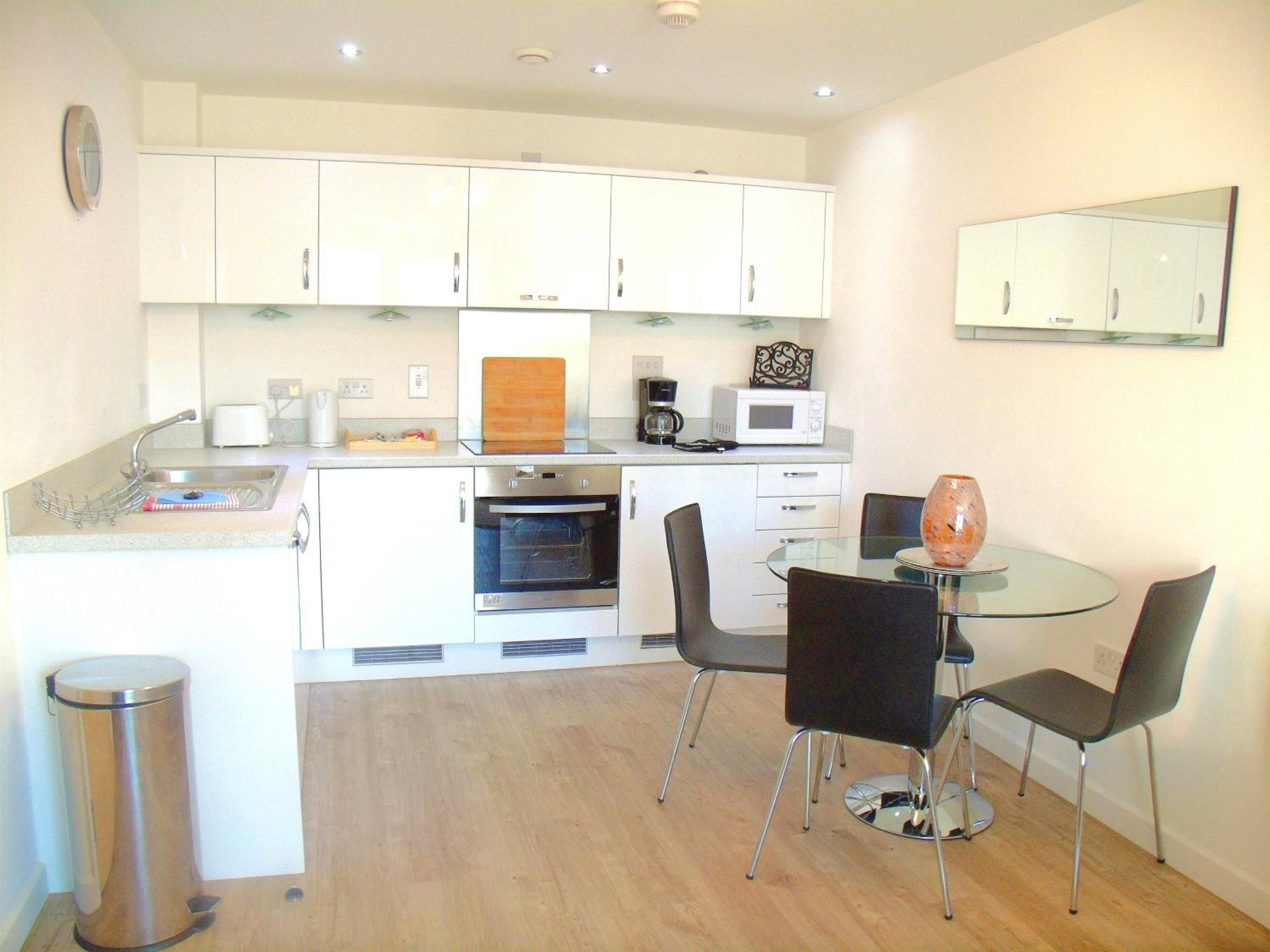 New Central Woking 1 and 2 Bedroom Apartments with Free Gym, close to Train Station view 4