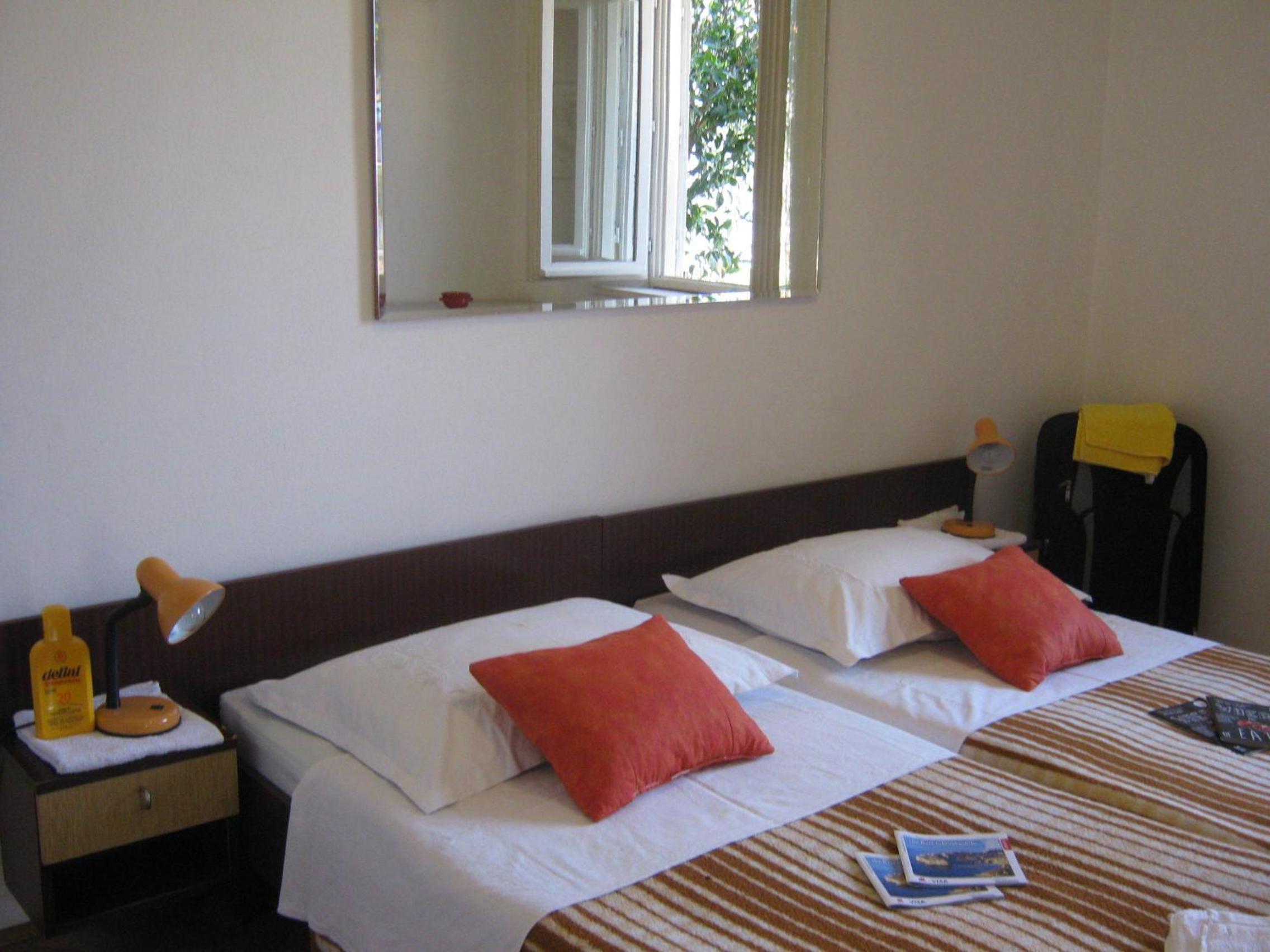 Apartments and Rooms Artemida