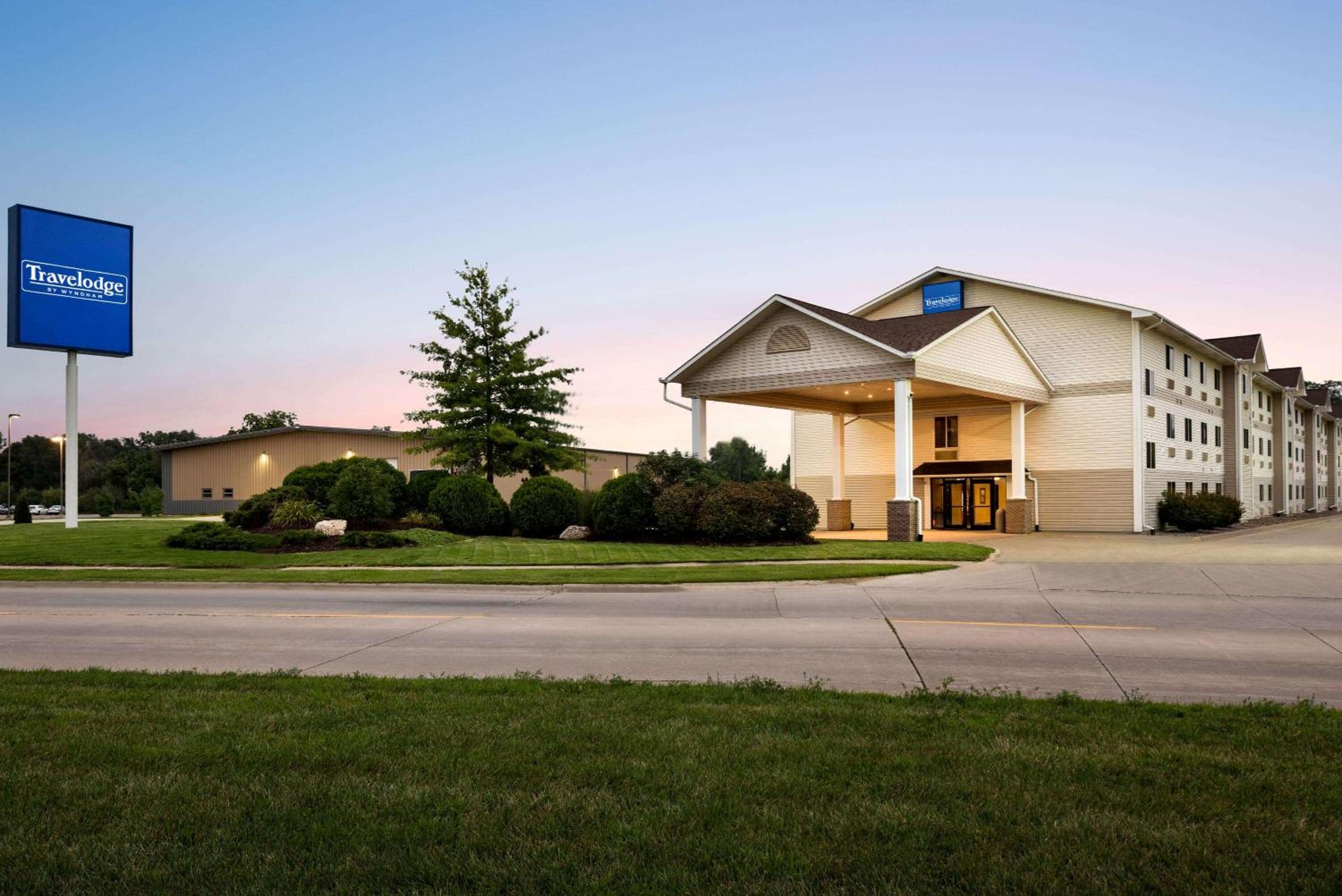 Travelodge by Wyndham Clinton Valley West Court view 3