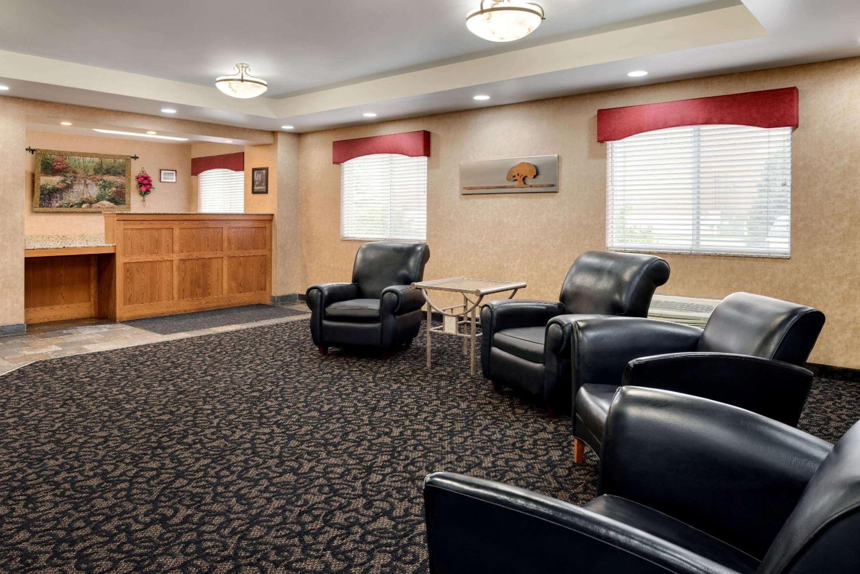 Travelodge by Wyndham Clinton Valley West Court view 4