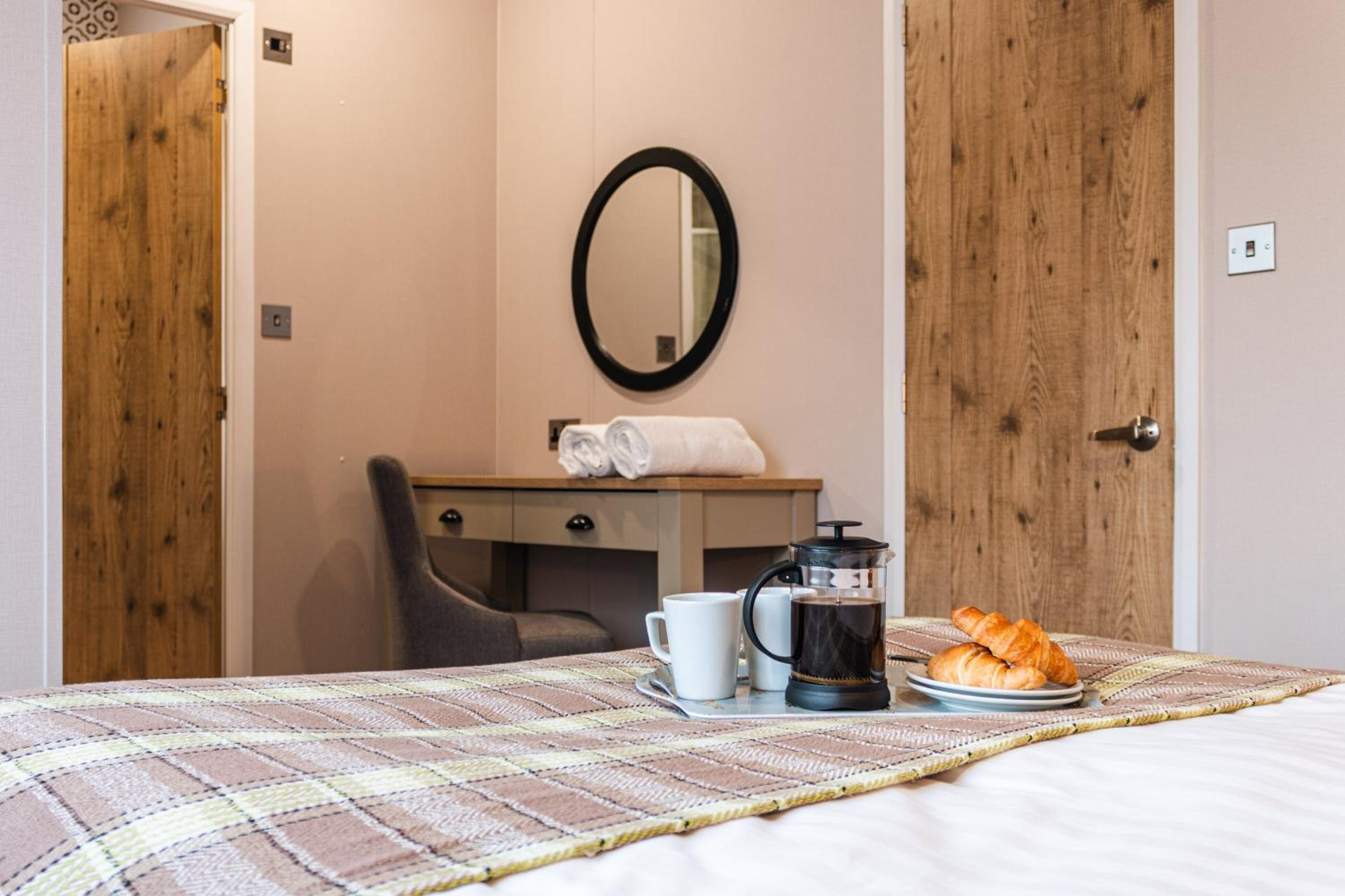 The White Rose Lodge with Hot Tub photo 4