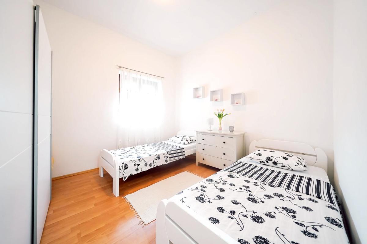 3 bedrooms appartement at Ljubac 300 m away from the beach with sea view shared pool and furnished garden