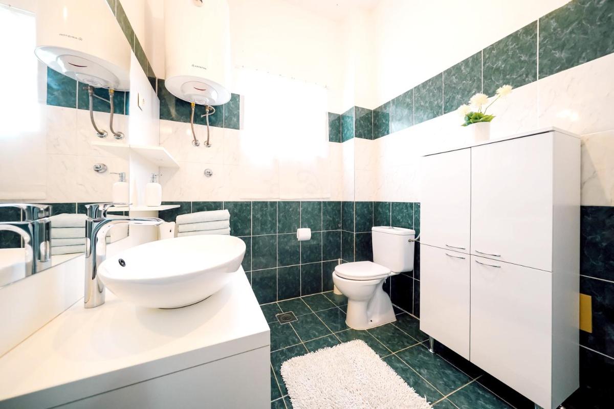 3 bedrooms appartement at Ljubac 300 m away from the beach with sea view shared pool and furnished garden